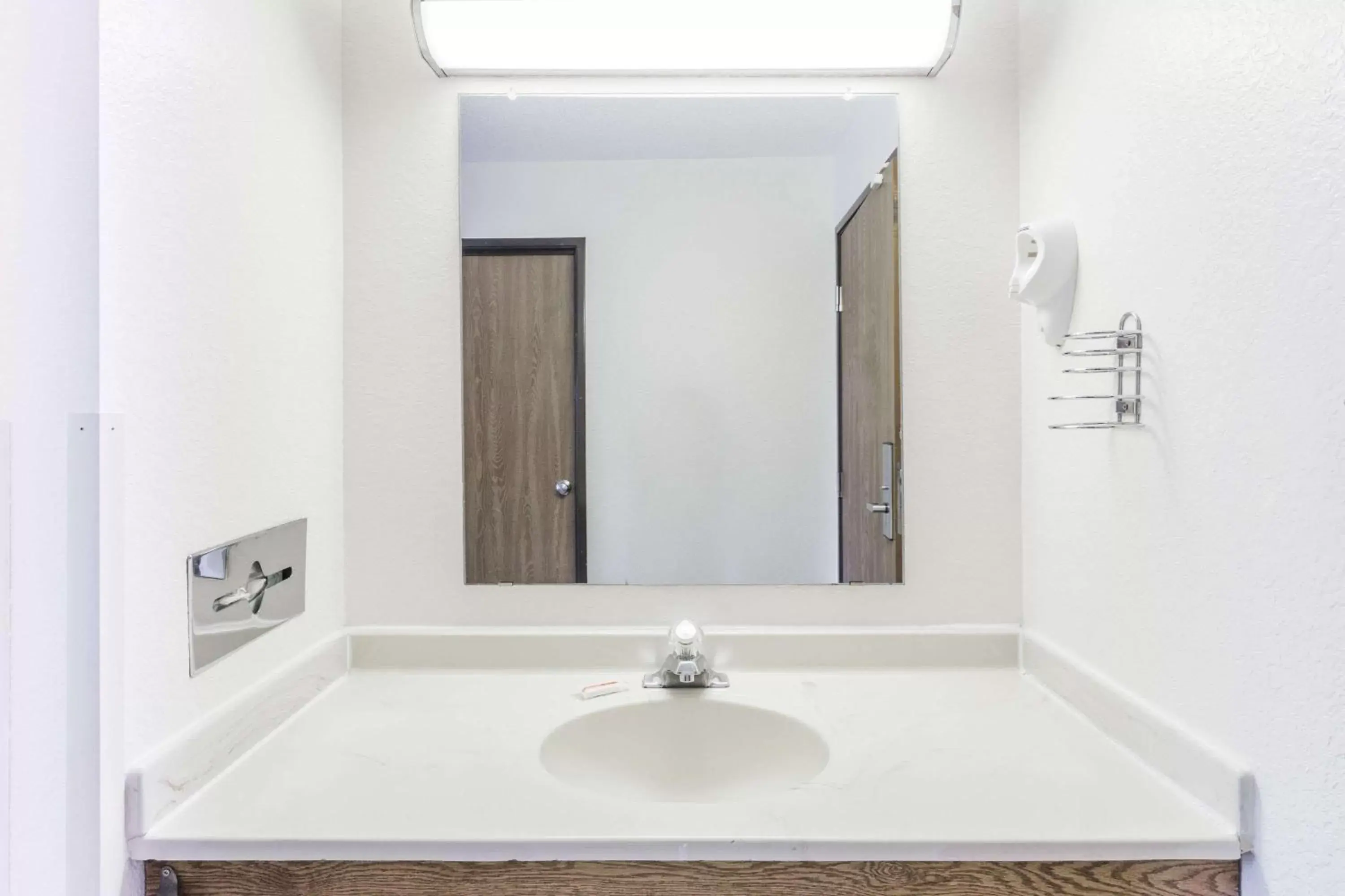 Bathroom in Super 8 by Wyndham Elgin