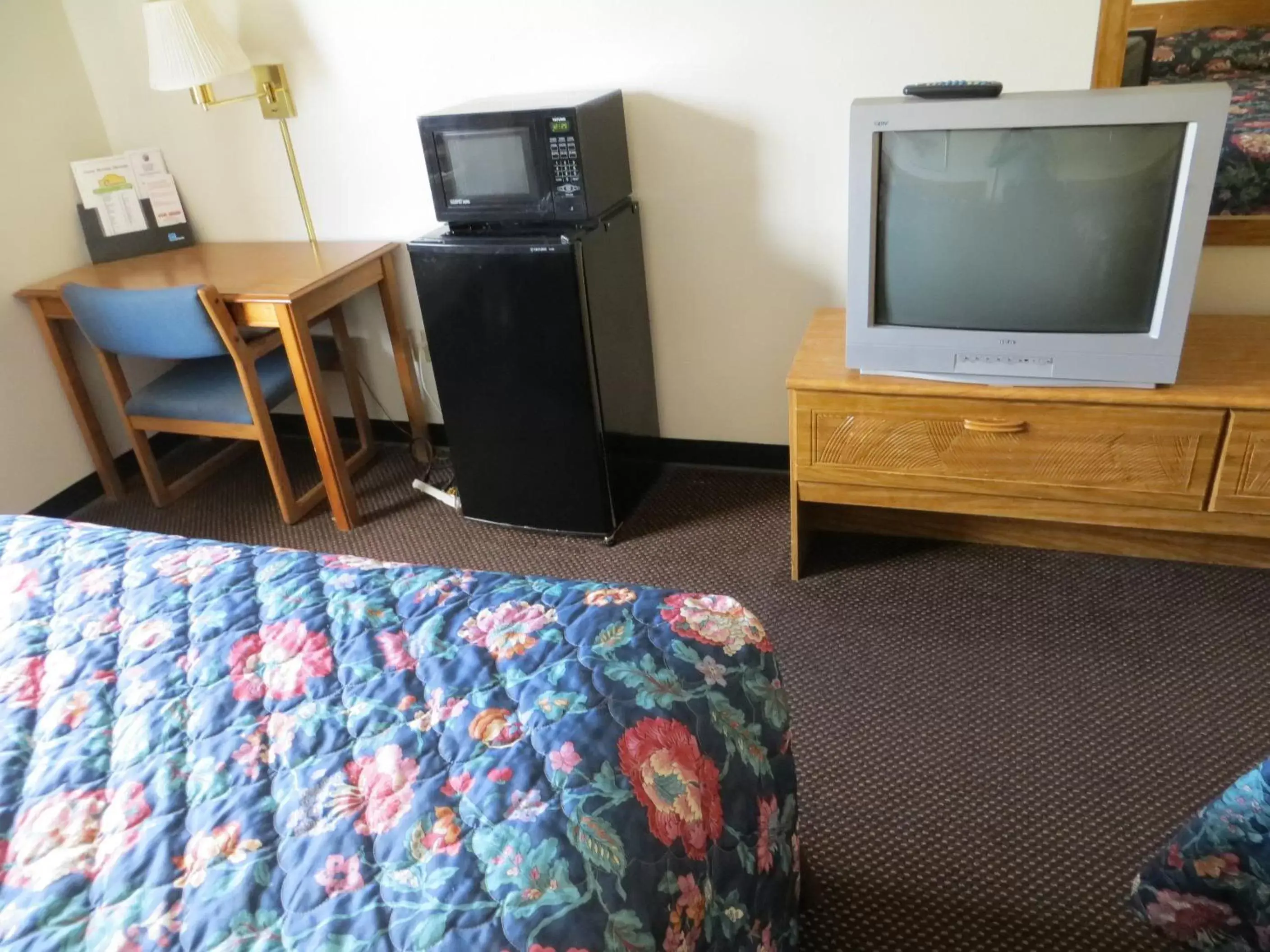 Queen Room with Two Queen Beds - Non-Smoking in Super 8 by Wyndham Du Quoin