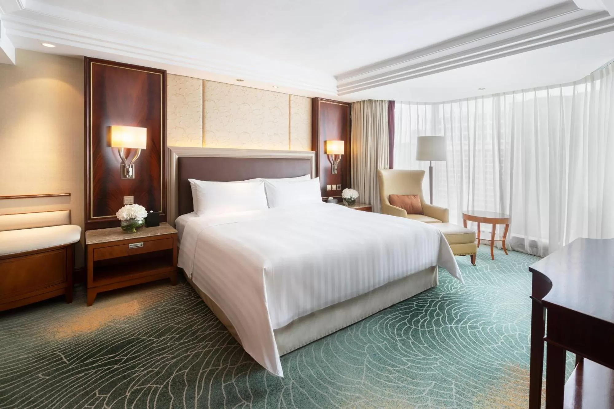 Bedroom, Bed in Kowloon Shangri-La, Hong Kong