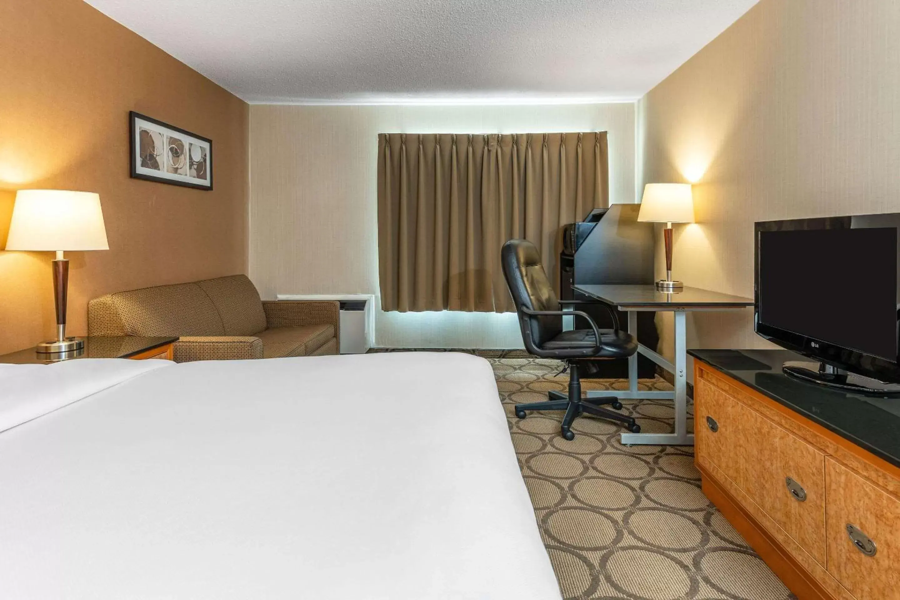 Photo of the whole room, TV/Entertainment Center in Comfort Inn Simcoe