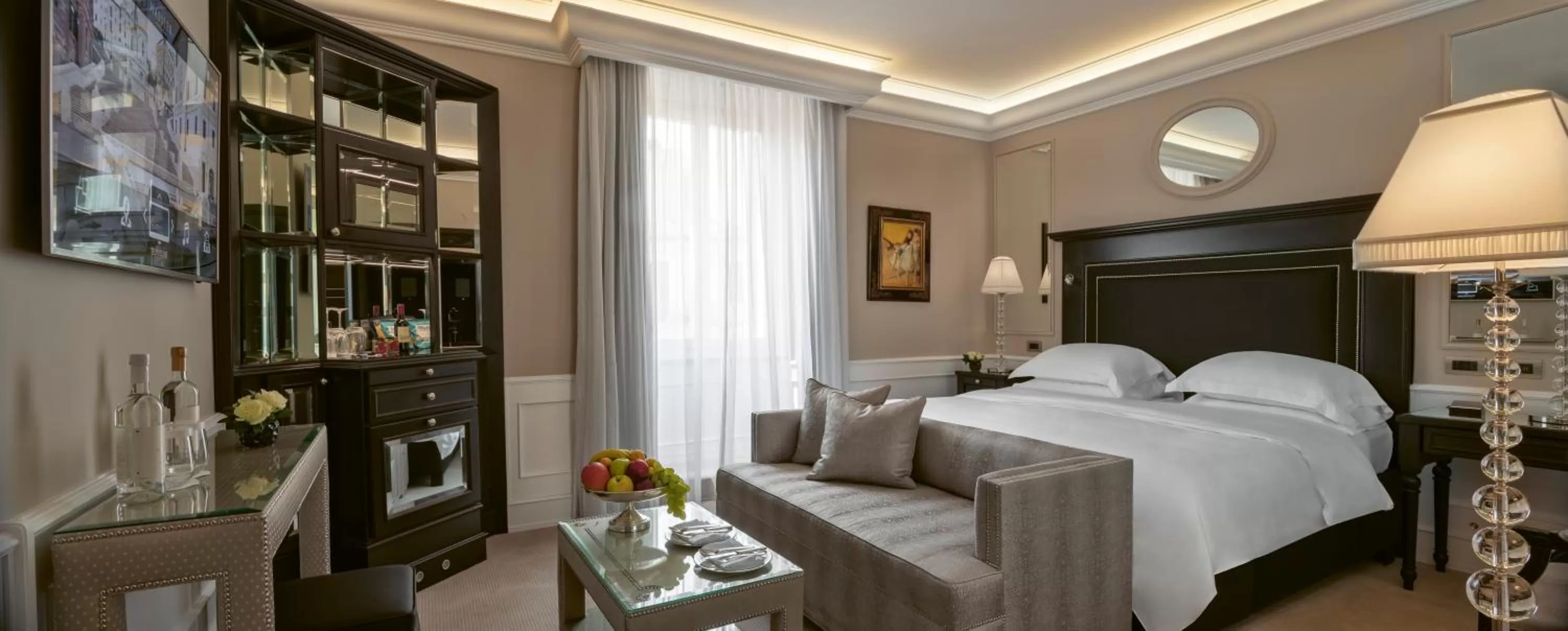 Property building, Bed in Hassler Roma