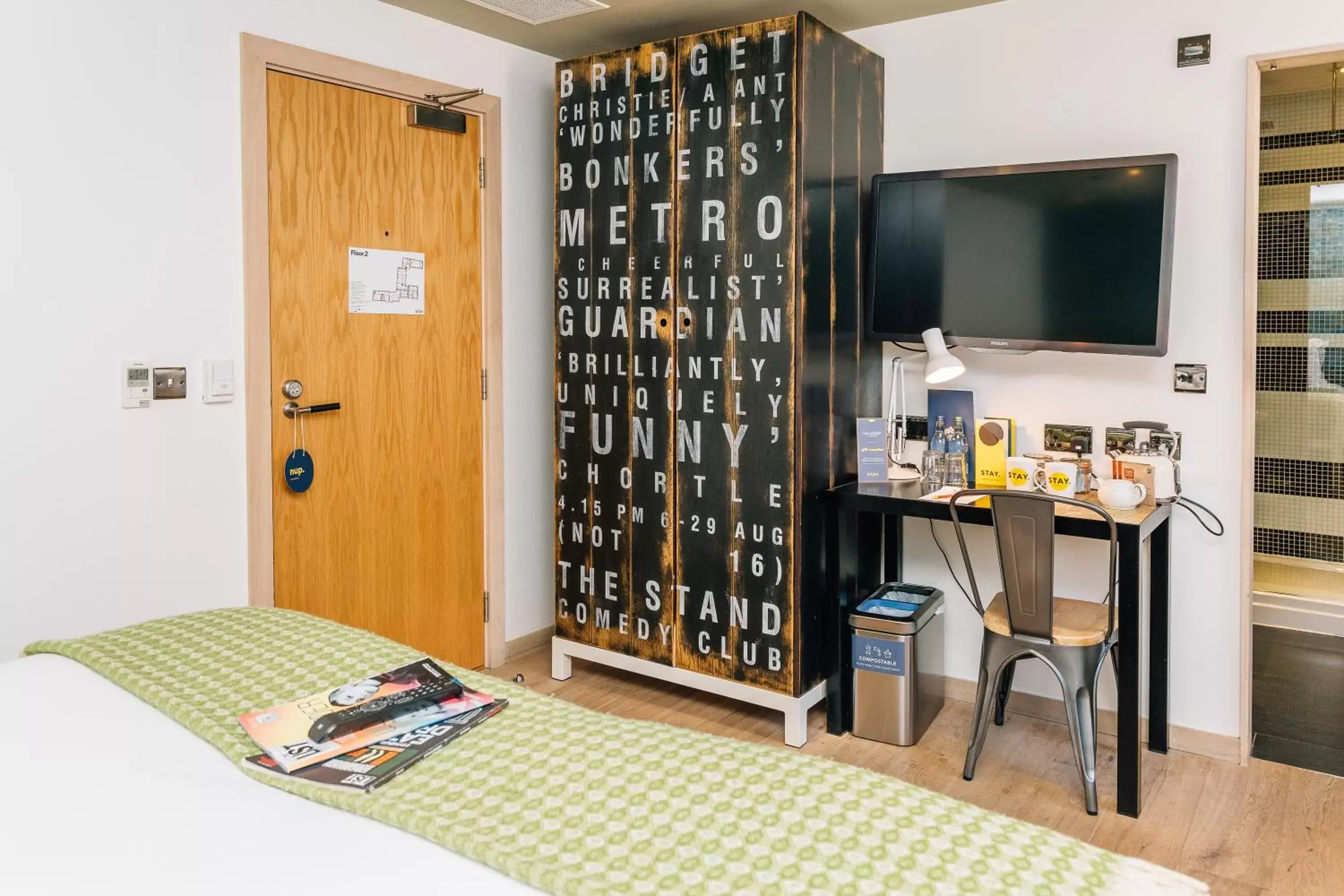 Bedroom, TV/Entertainment Center in Stay Central Hotel