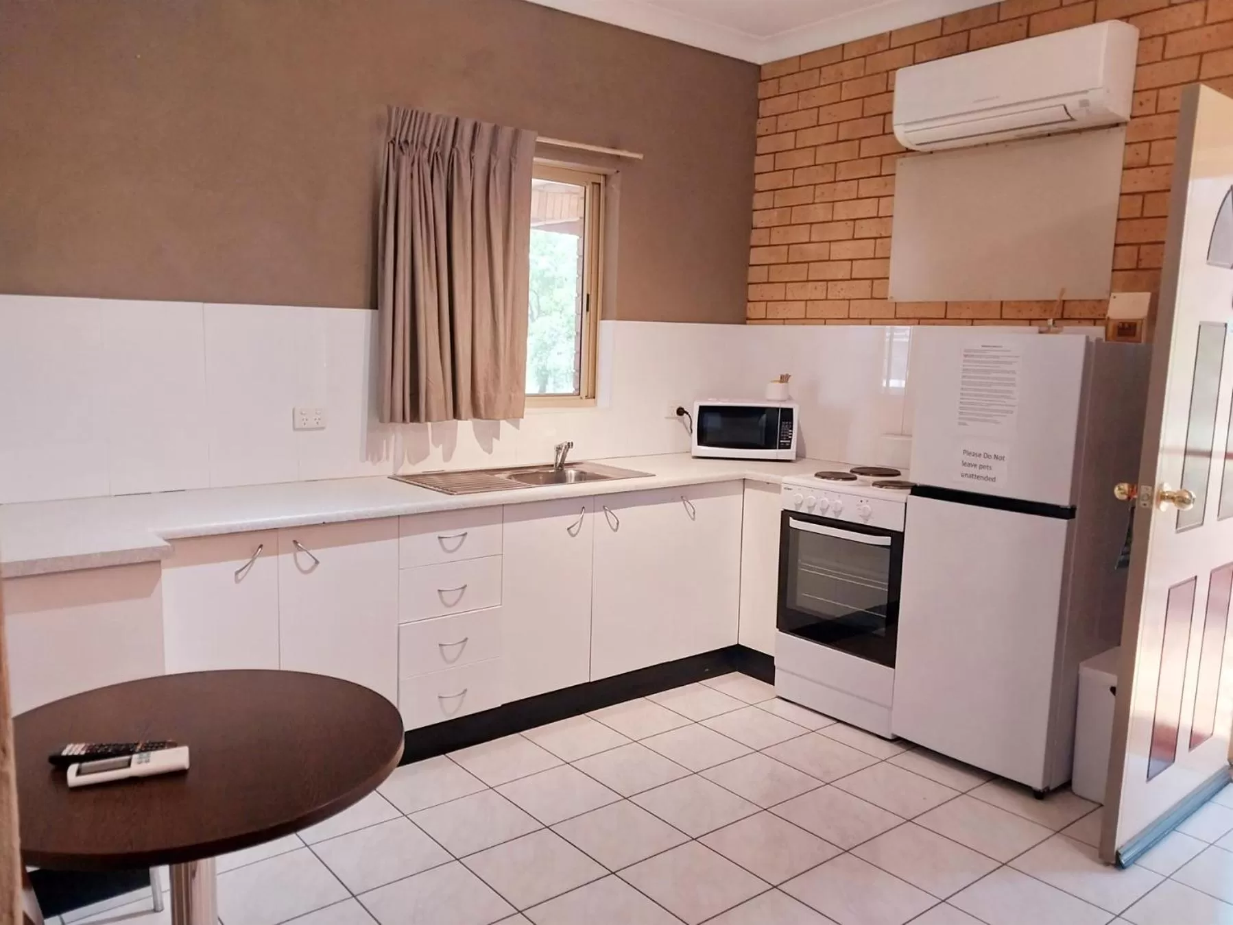 Kitchen or kitchenette in Tallarook Motor Inn