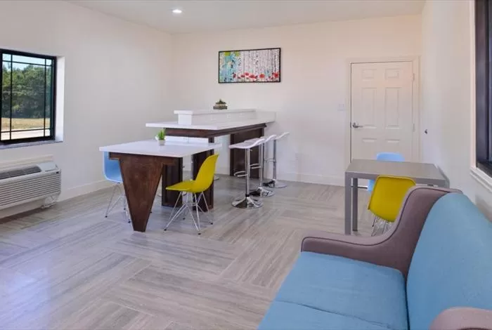 Communal lounge/ TV room in Scottish Inn & Suites - Conroe