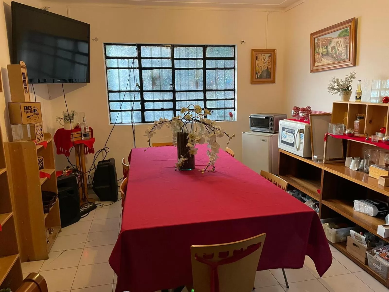 Communal lounge/ TV room in Hostal Roma Condesa