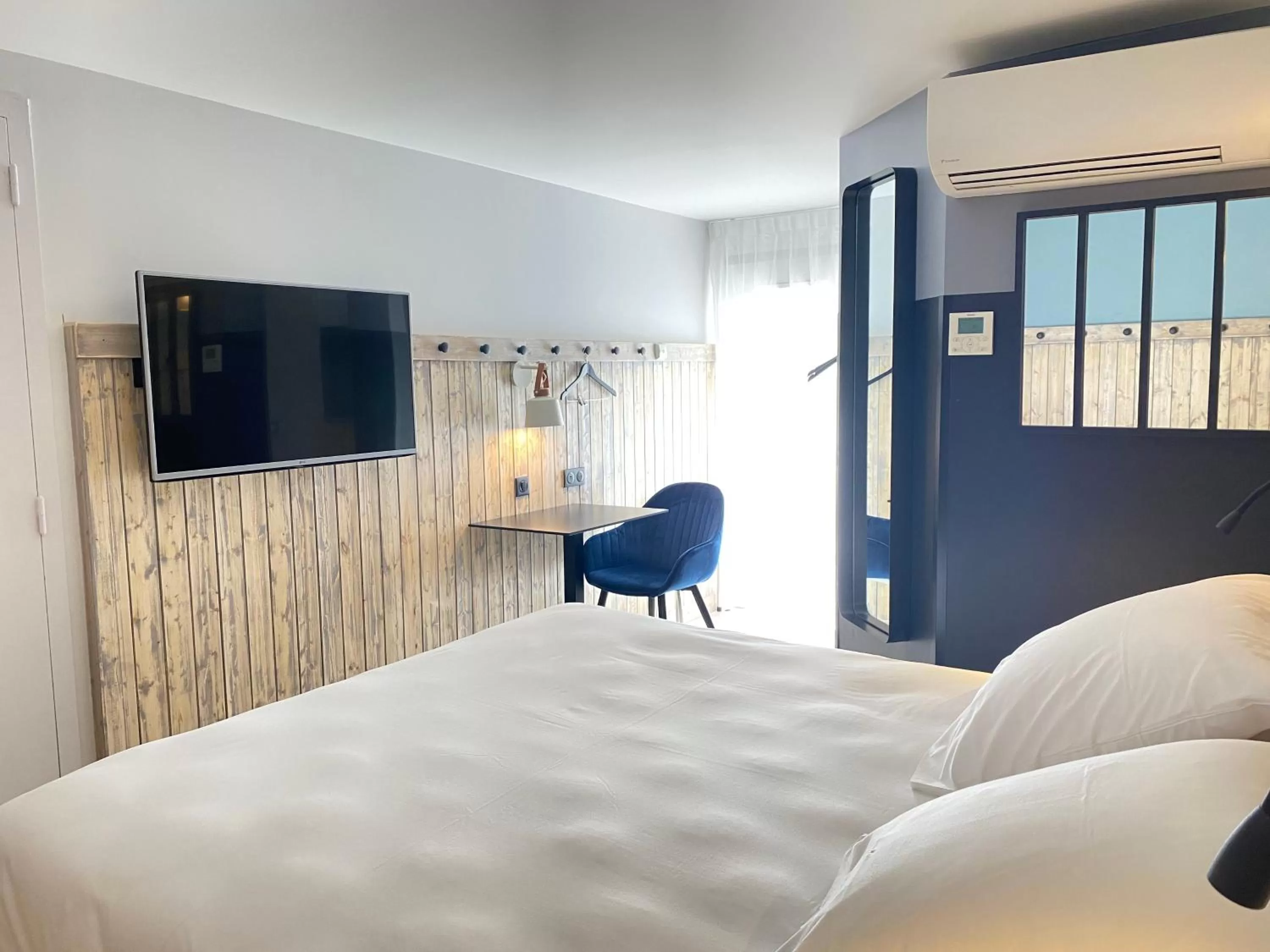 Triple Room (1 Double Bed + 1 Single Bed) in Kyriad Bourgoin-Jallieu