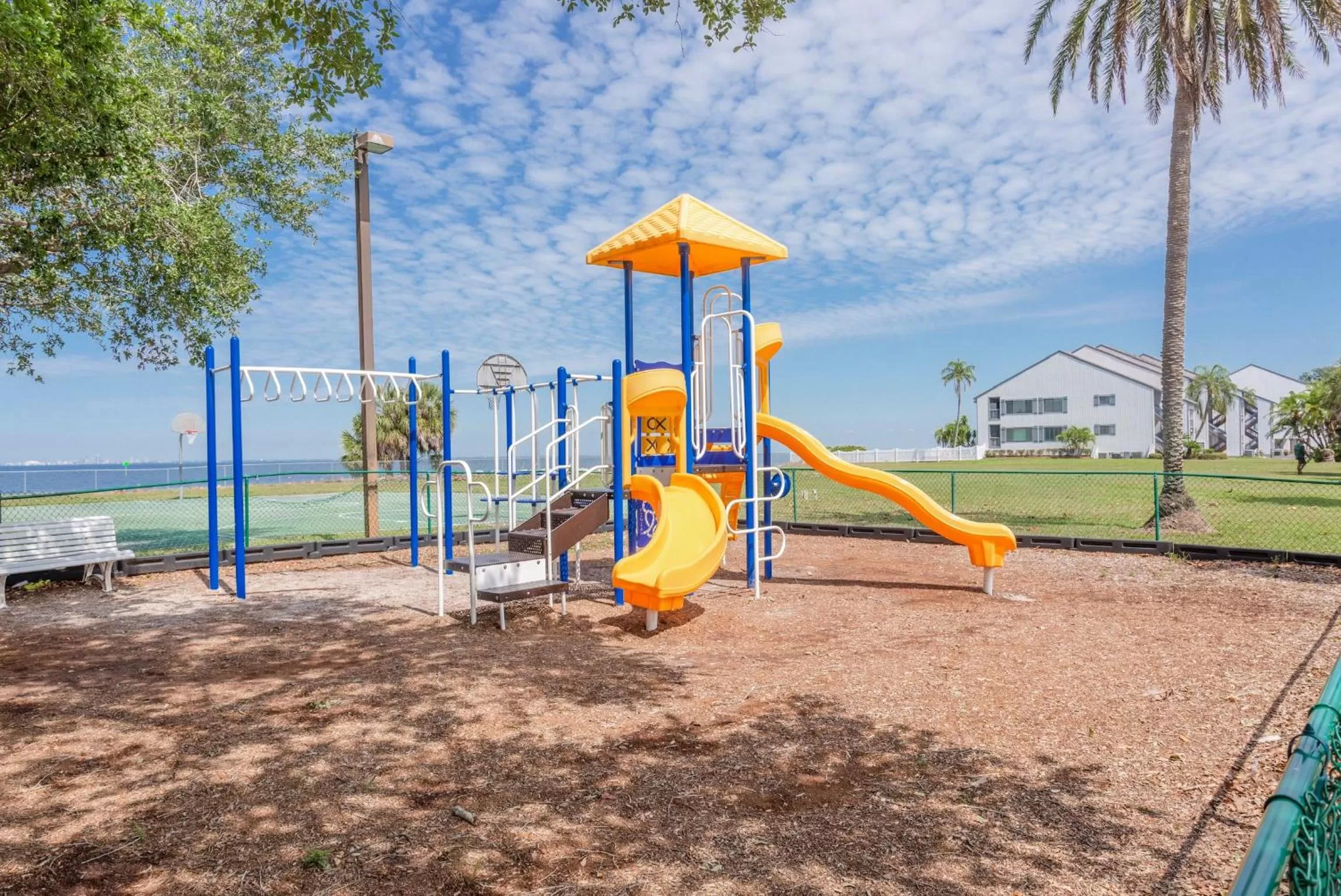 Children play ground in TAMPA BAY, BEACH step away, WIFI, FREE PARKING,POOLS, JACUZZI