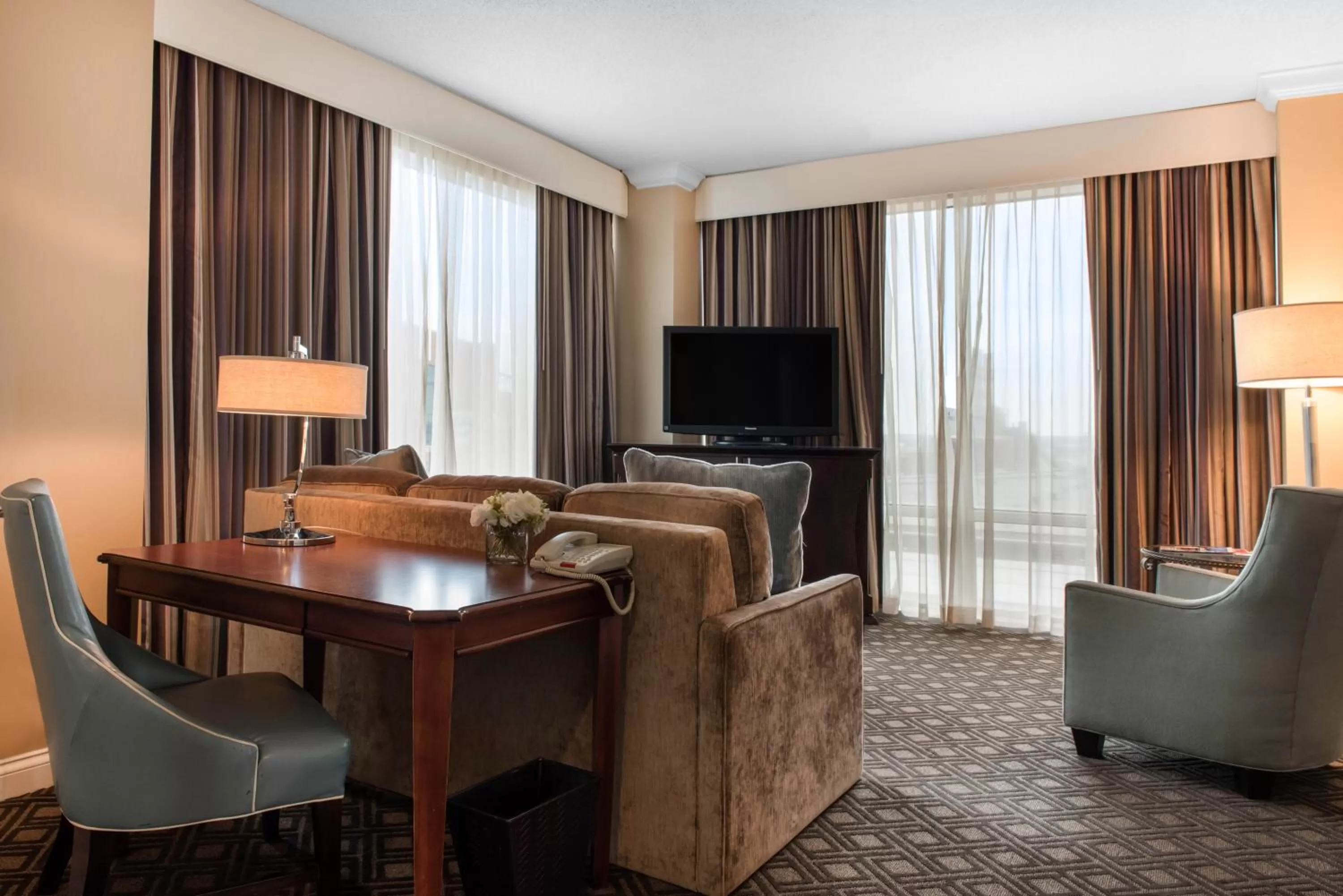 ADA Plaza Suite - 1 King Bed in Omni Severin Hotel