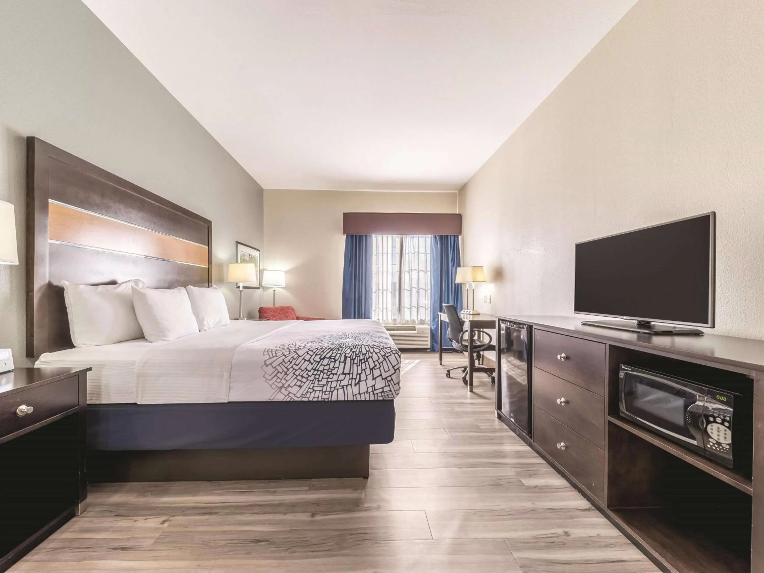 Photo of the whole room, Bed in La Quinta by Wyndham Tulsa - Catoosa