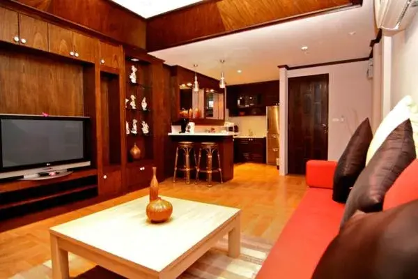 Living room, TV/Entertainment Center in Rayaburi Hotel, Patong