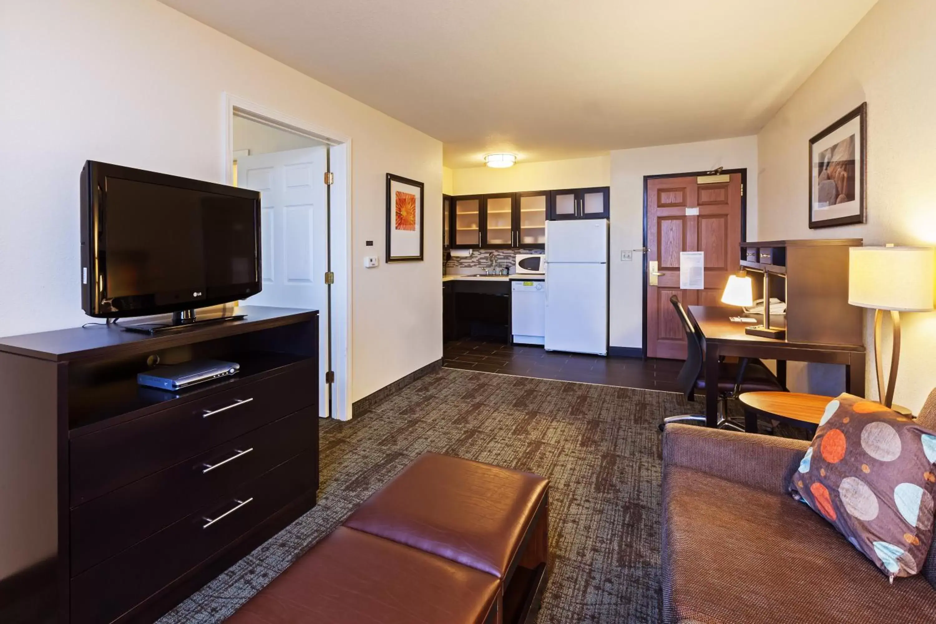 Photo of the whole room, TV/Entertainment Center in Staybridge Suites Tulsa-Woodland Hills, an IHG Hotel