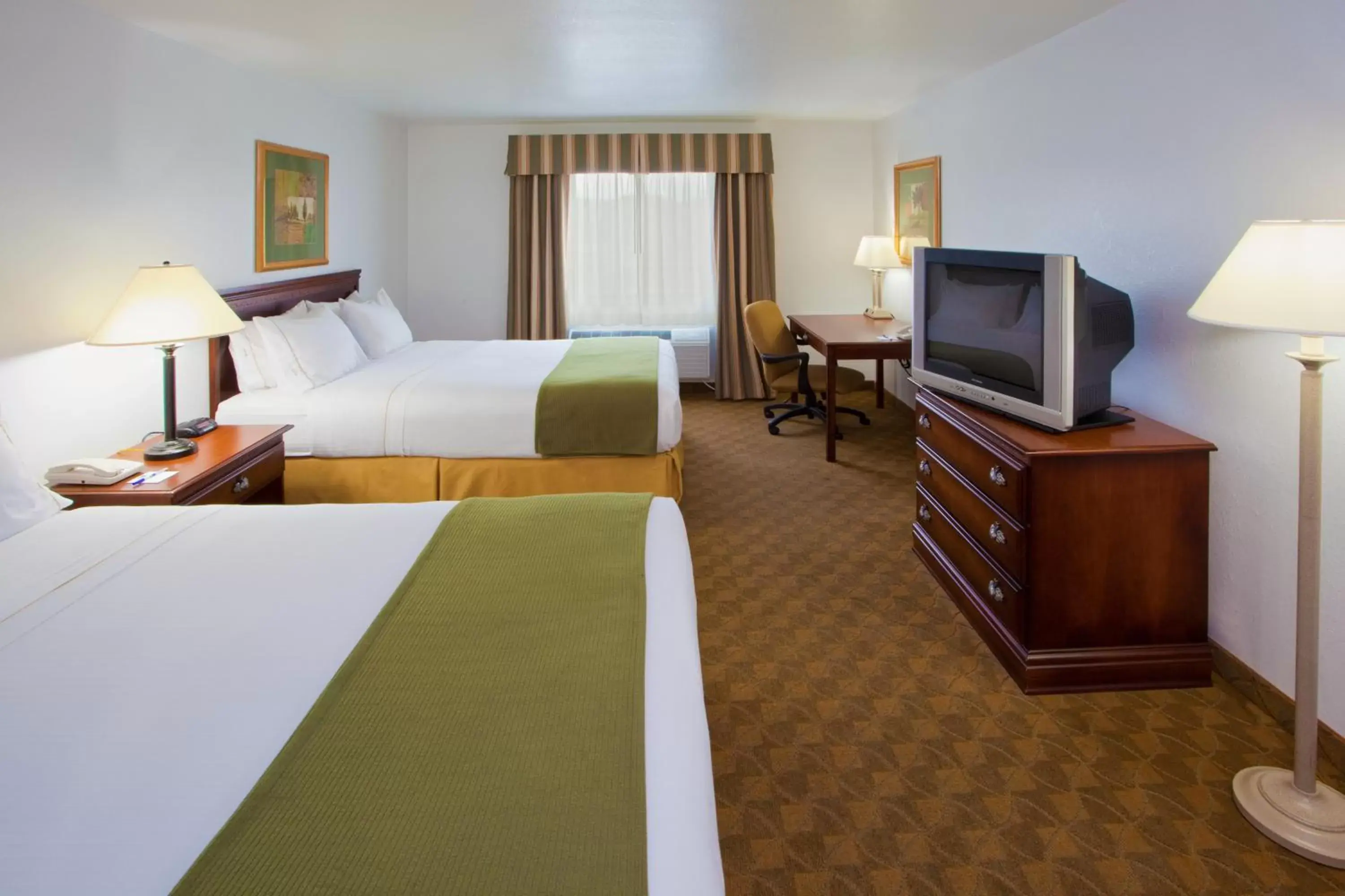Bed, TV/Entertainment Center in Holiday Inn Express Hotel & Suites Elkins, an IHG Hotel