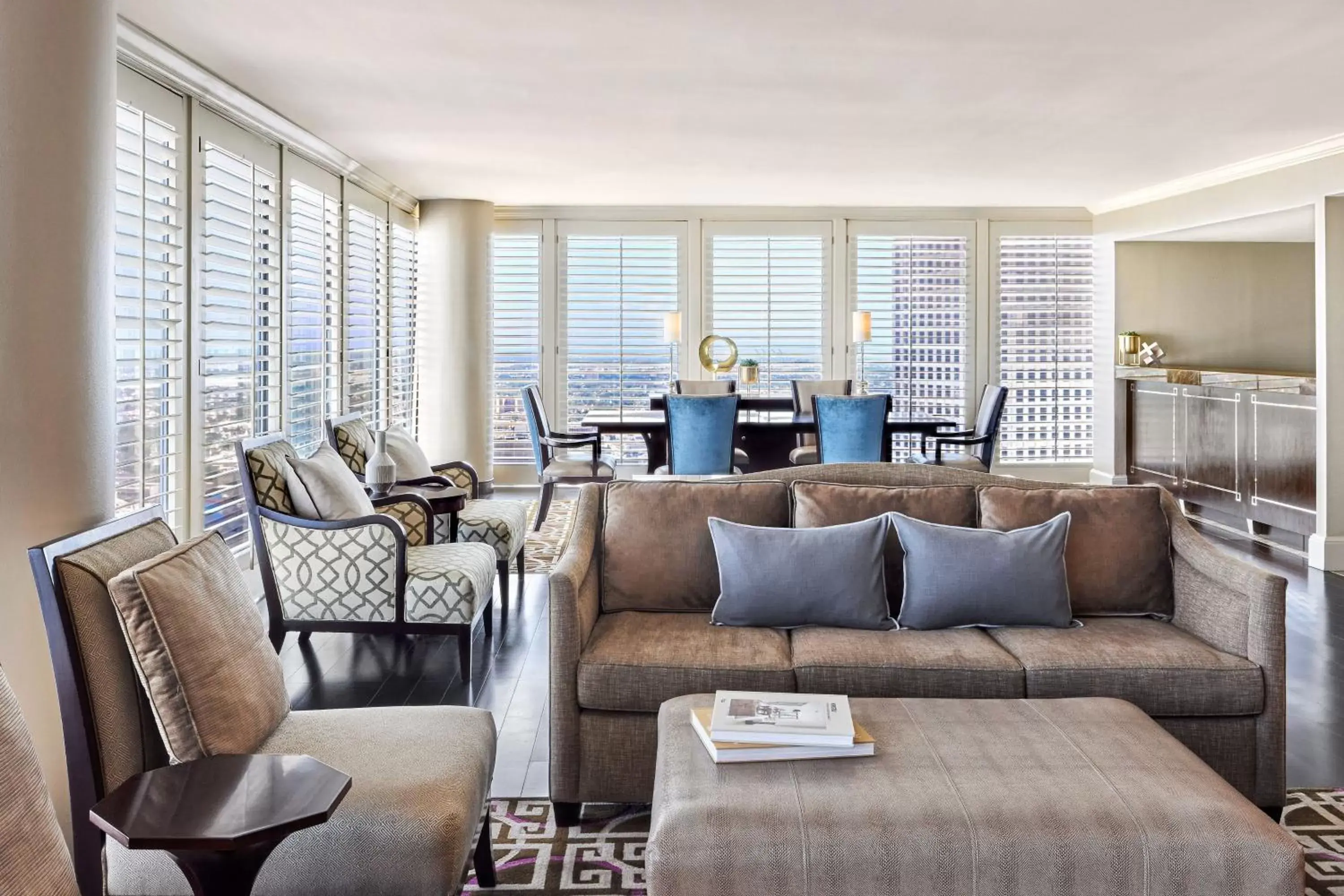 Living room, Seating Area in Sheraton New Orleans Hotel