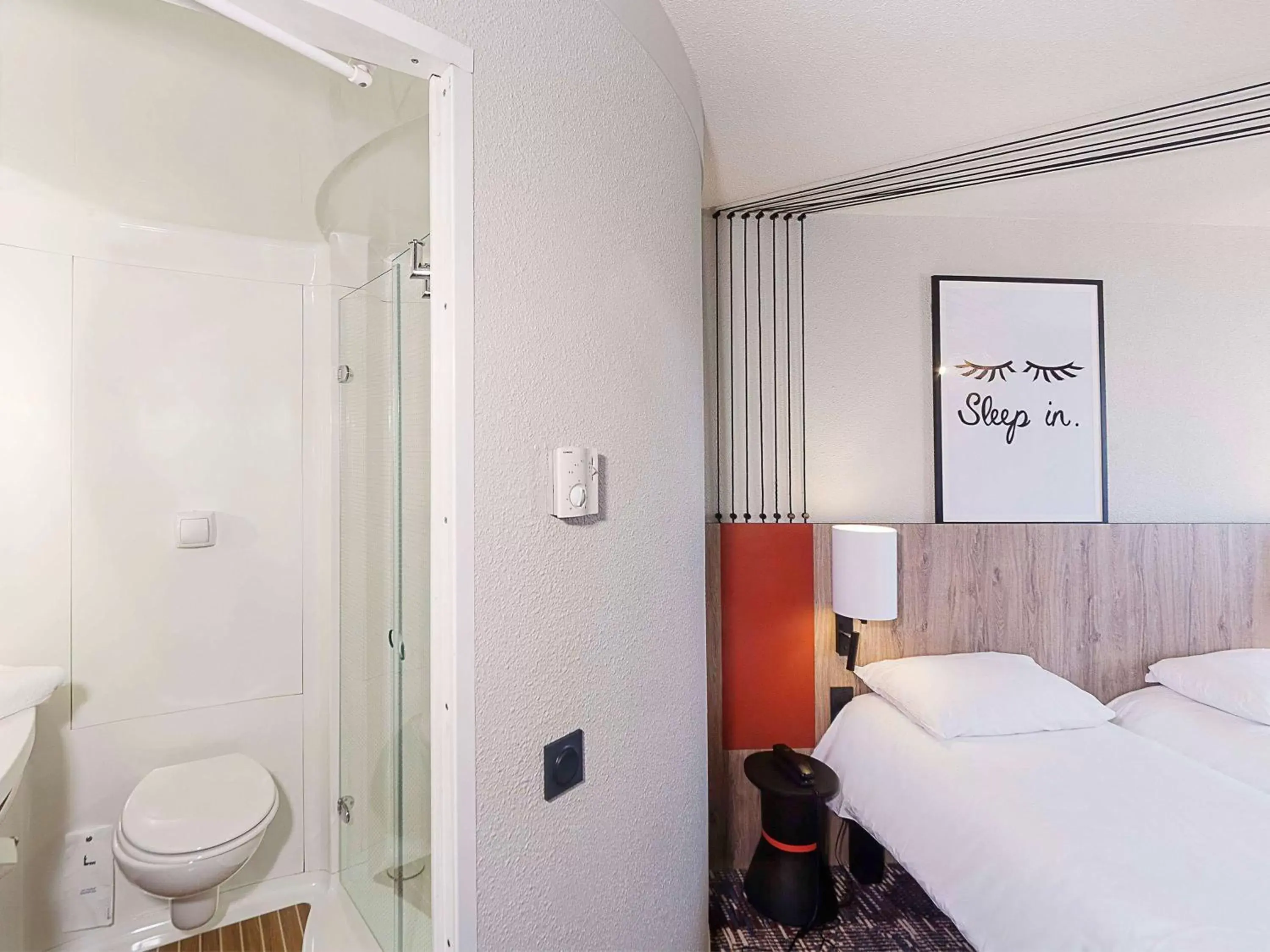 Photo of the whole room, Bathroom in ibis Styles Toulouse Lavaur