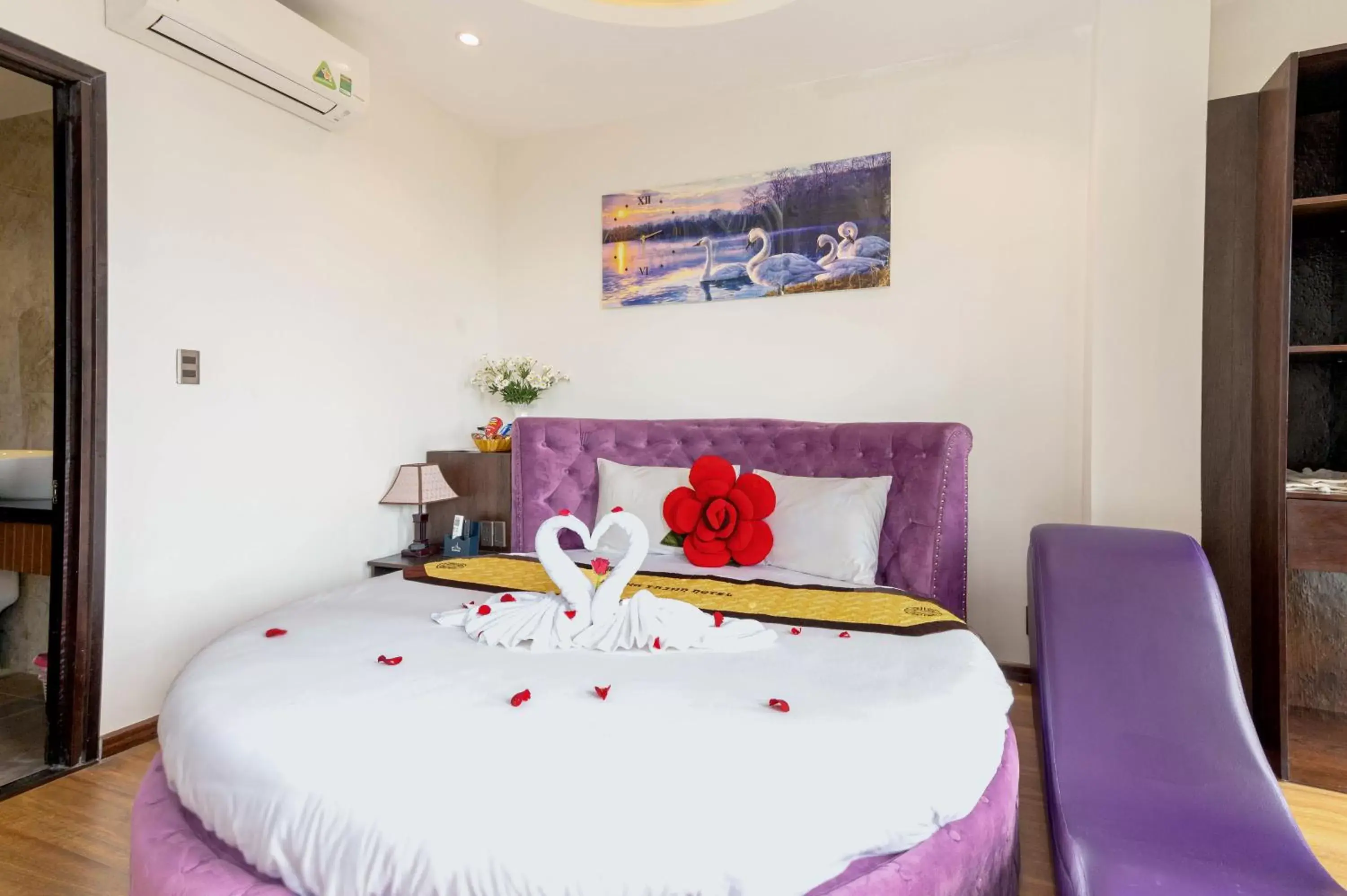 Bedroom, Bed in Hoang Trinh Hotel Bedroom, Bed in Hoang Trinh Hotel