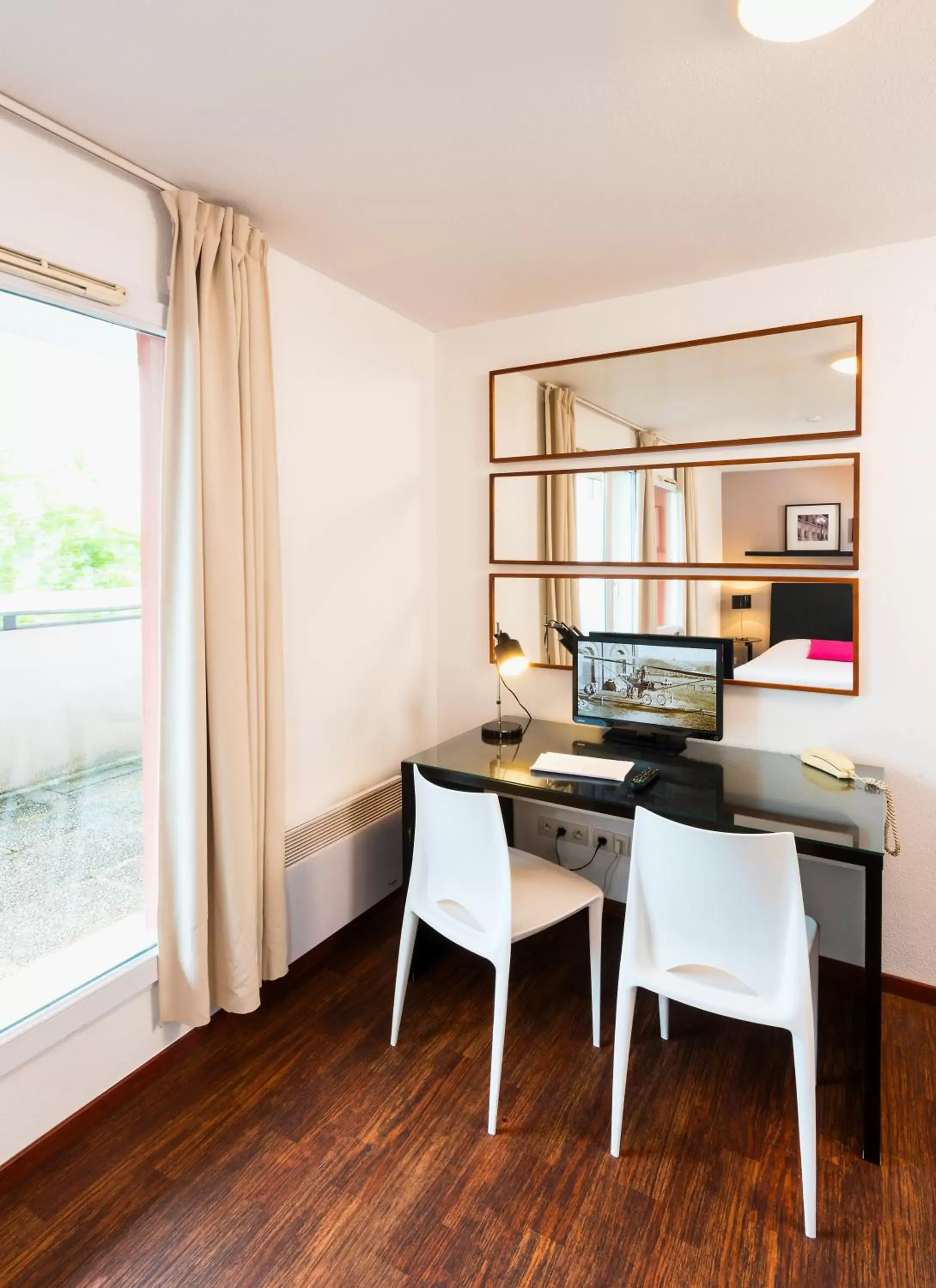 TV and multimedia, Dining Area in Ténéo Apparthotel Talence