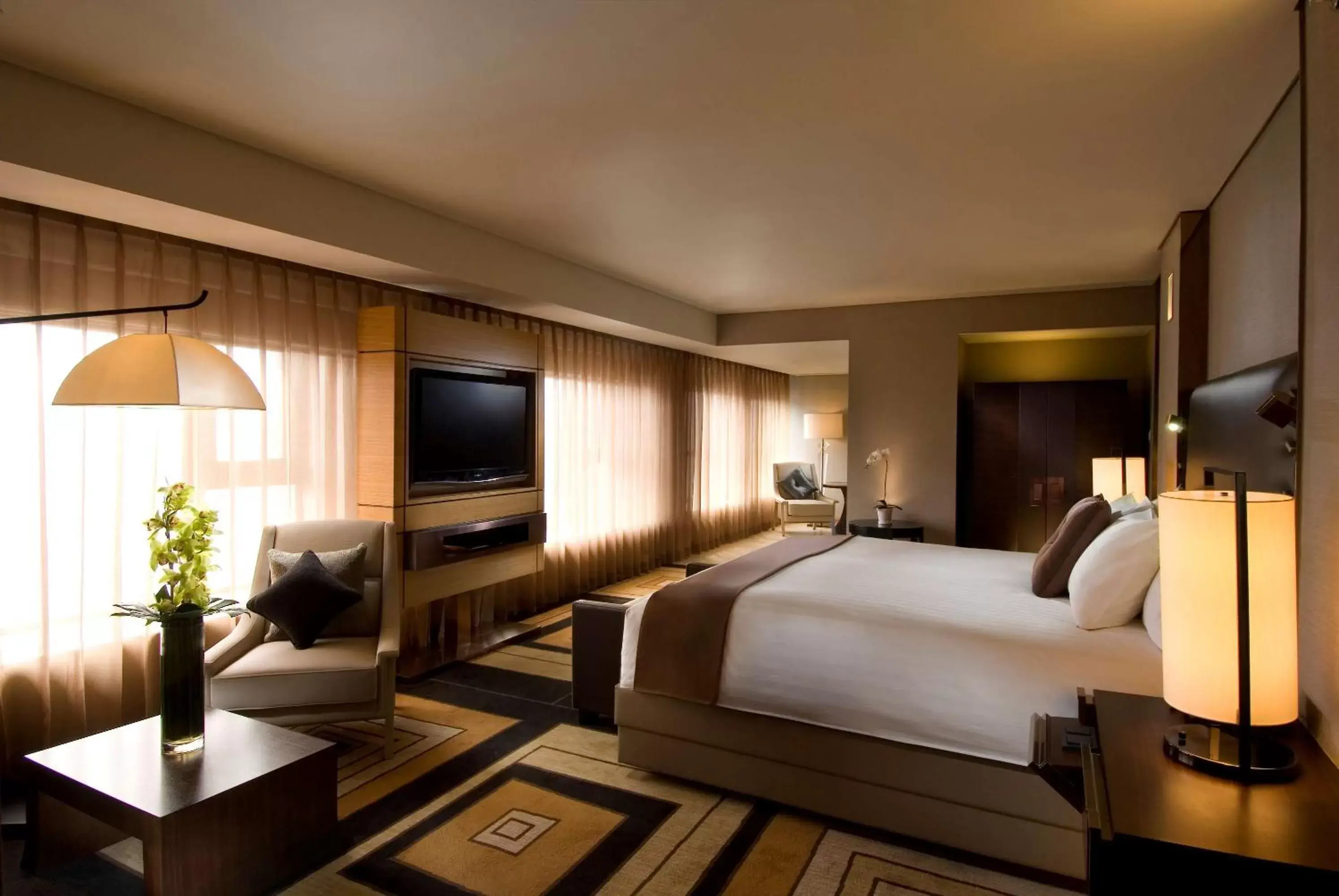 Bed, TV/Entertainment Center in Hilton Beijing Wangfujing
