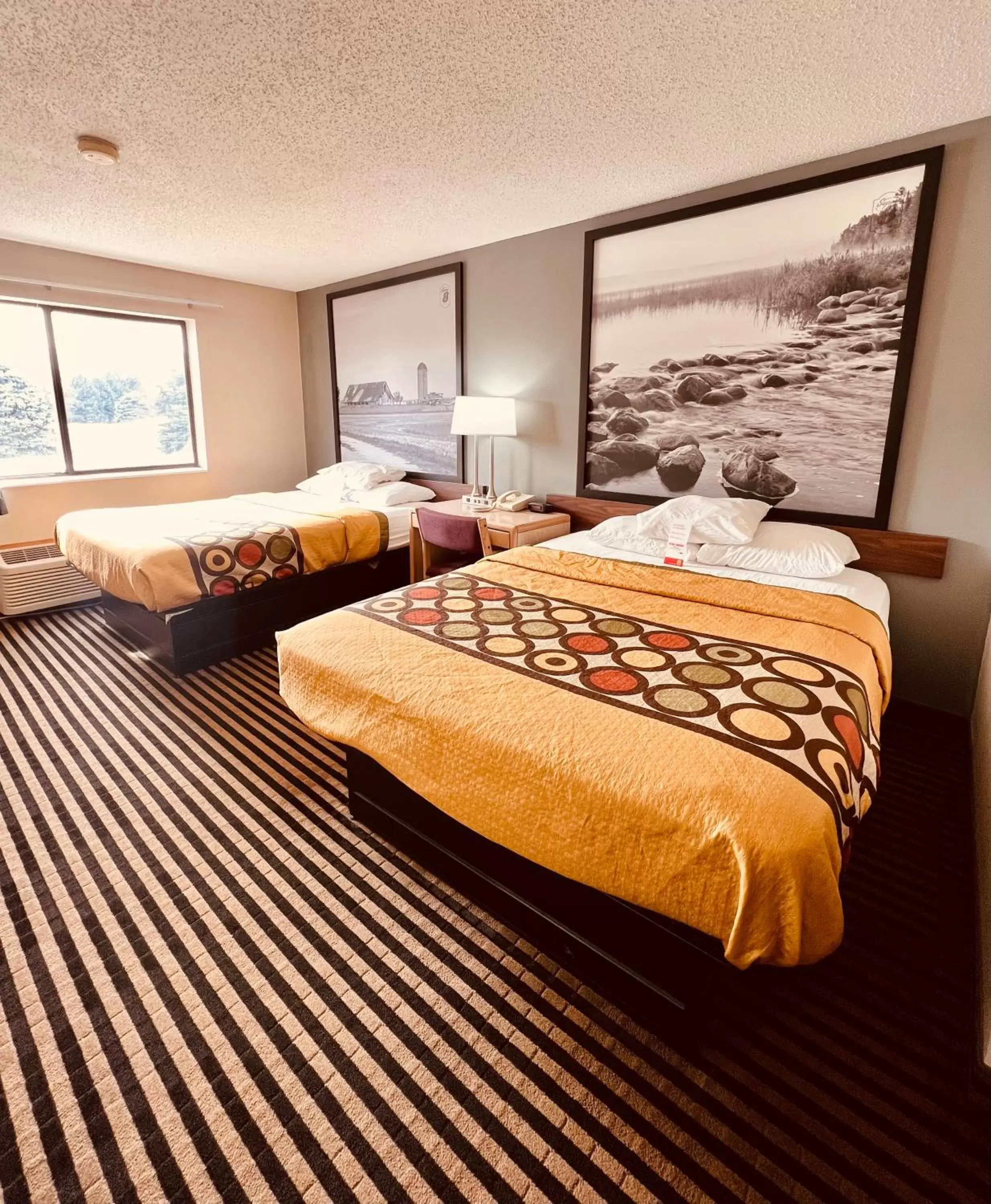 Photo of the whole room, Bed in Super 8 by Wyndham Humboldt