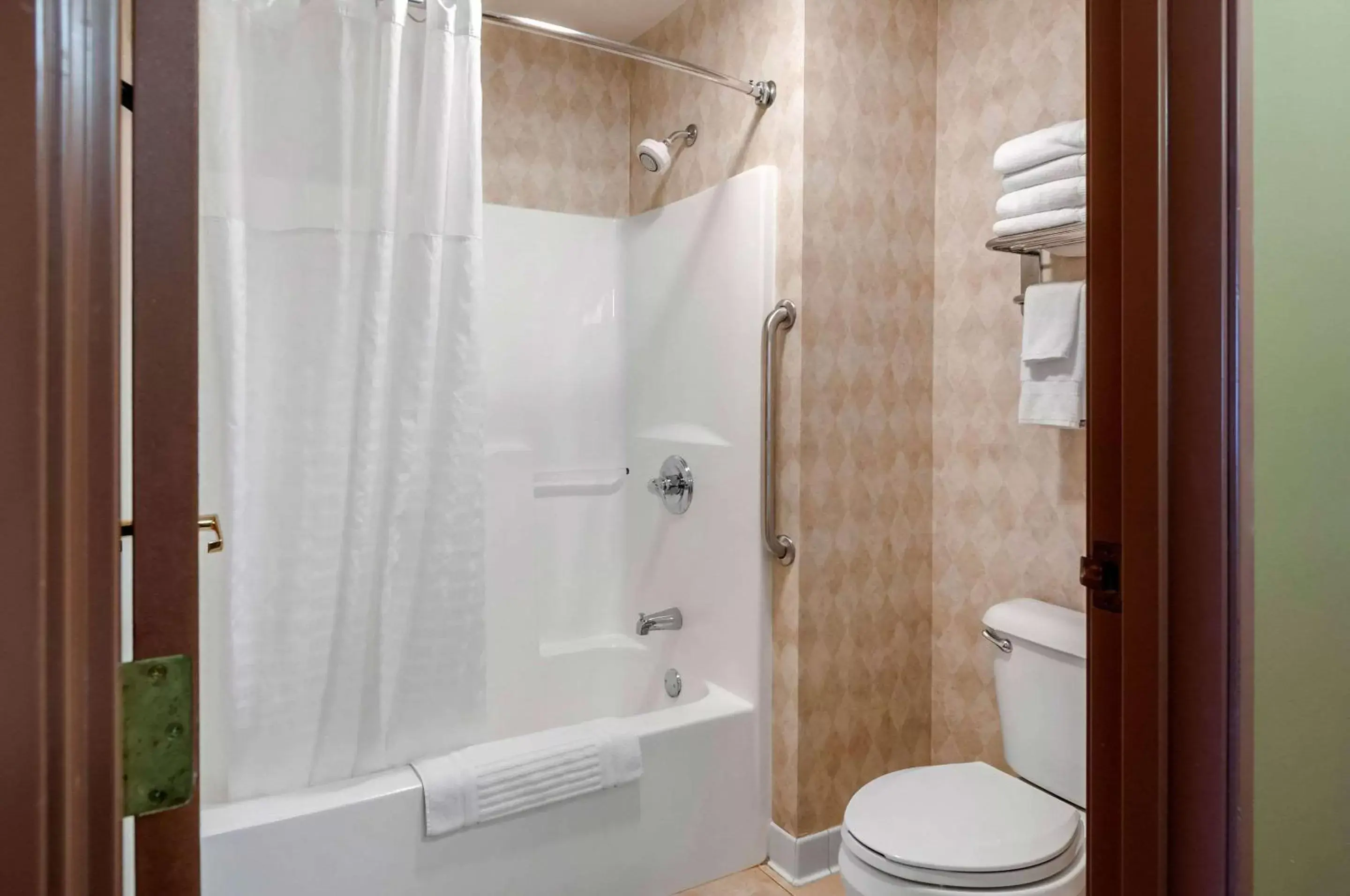Photo of the whole room, Bathroom in Comfort Inn Dyersville Near the Field of Dreams