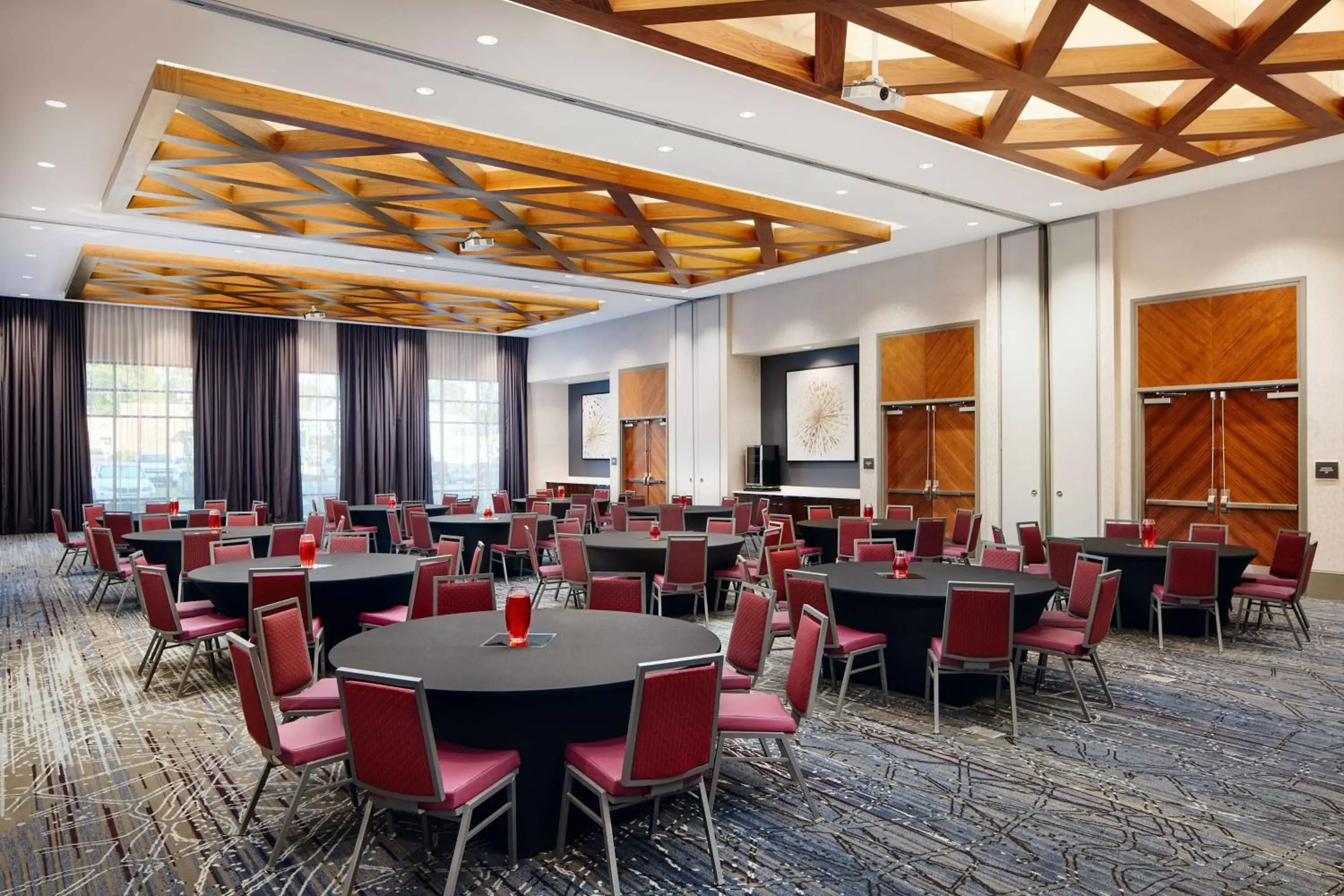 Meeting/conference room, Restaurant/Places to Eat in Embassy Suites By Hilton Atlanta Airport North