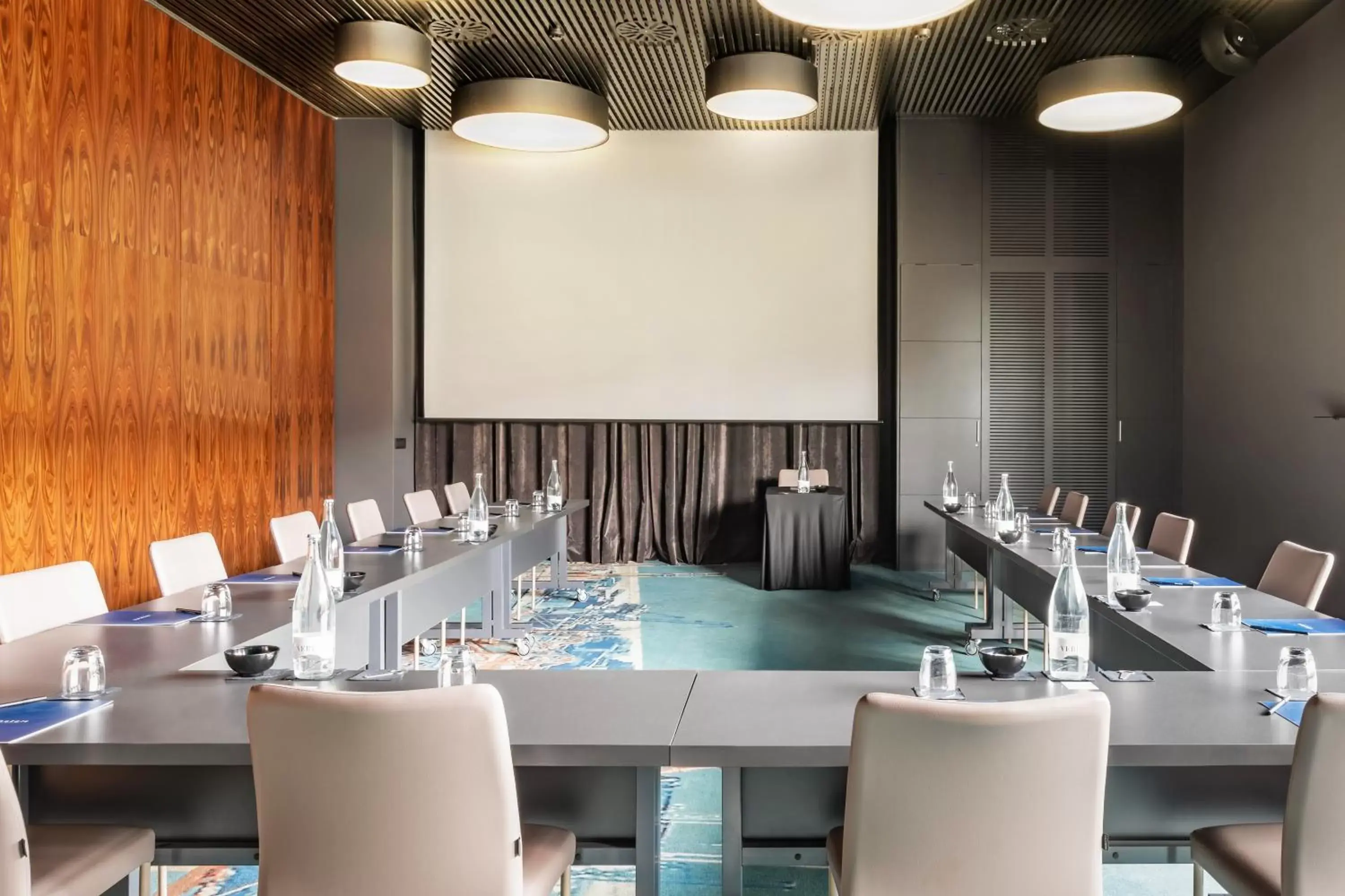 Meeting/conference room, Restaurant/Places to Eat in Hotel SB Plaza Europa