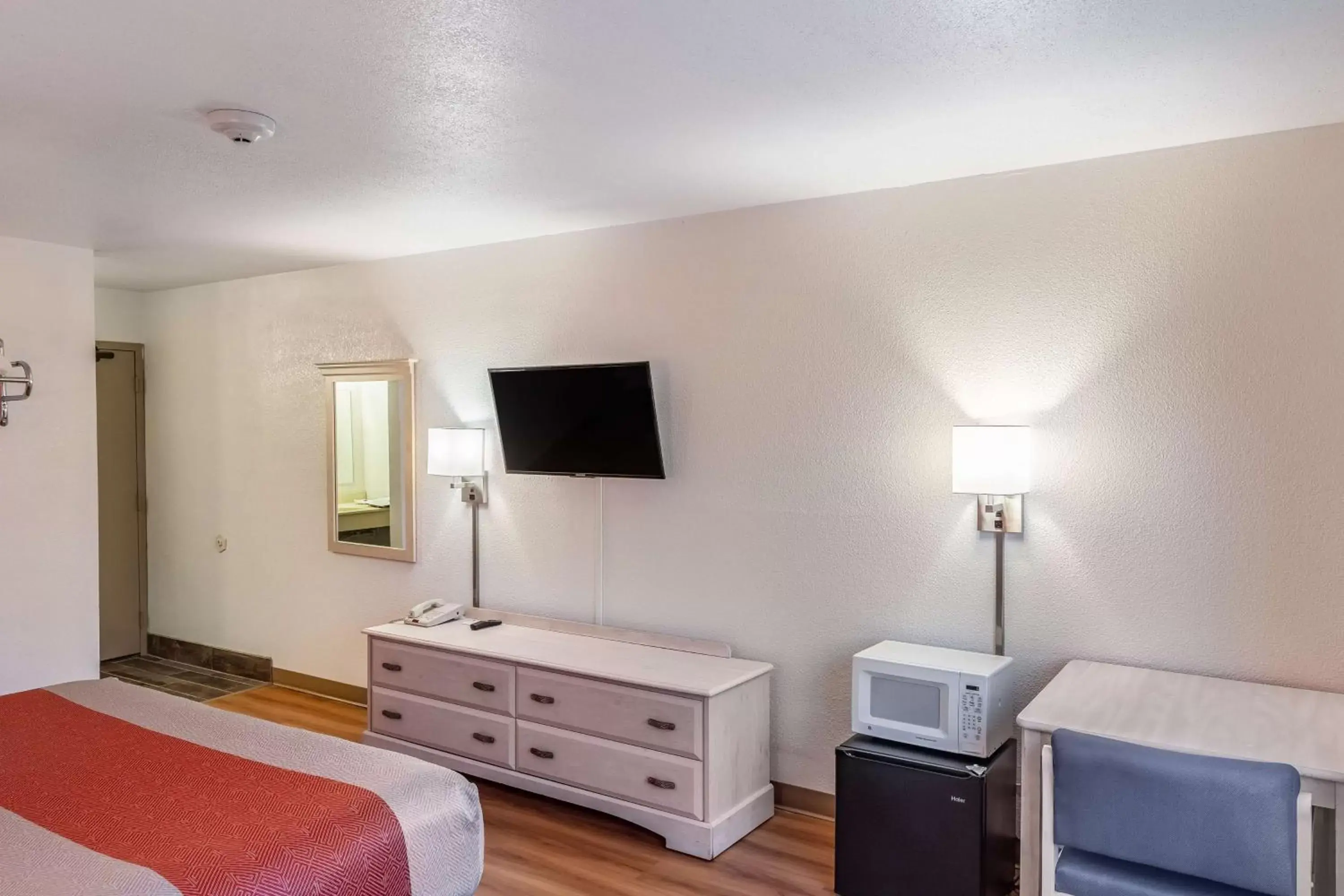 TV and multimedia, TV/Entertainment Center in Motel 6-Fond Du Lac, WI