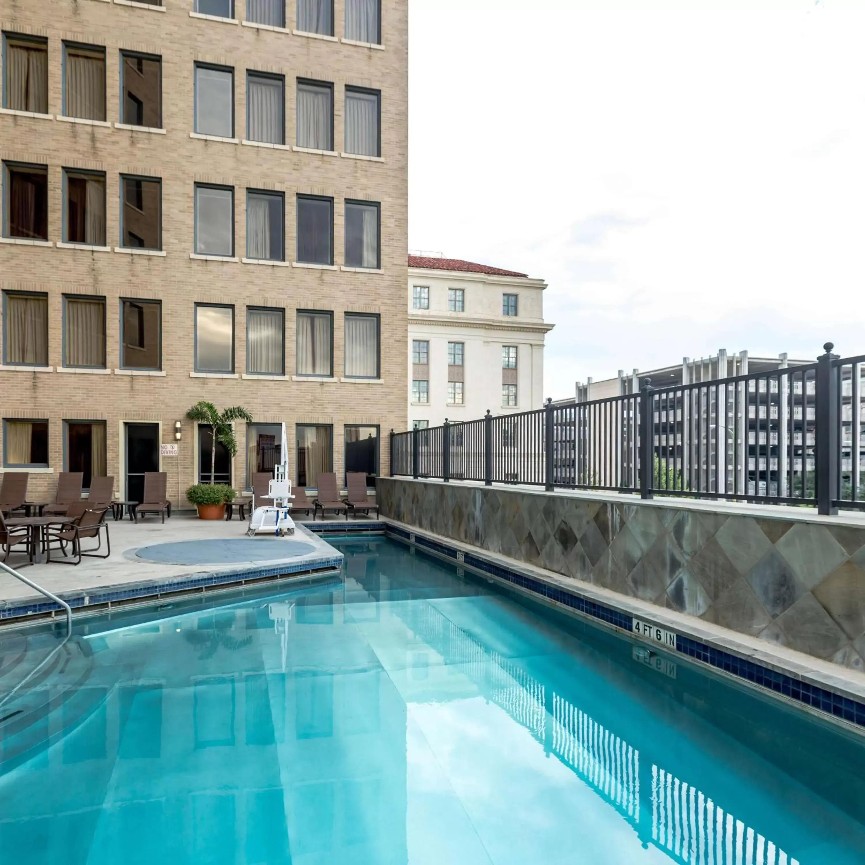 Pool view, Swimming Pool in The Emily Morgan Hotel - A DoubleTree by Hilton