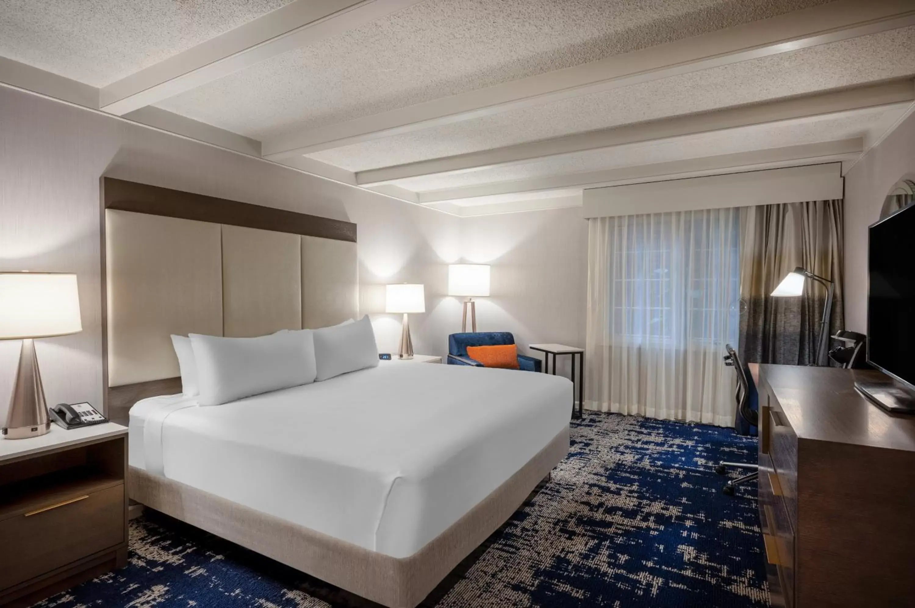 Photo of the whole room, Bed in Crowne Plaza Albany - The Desmond Hotel