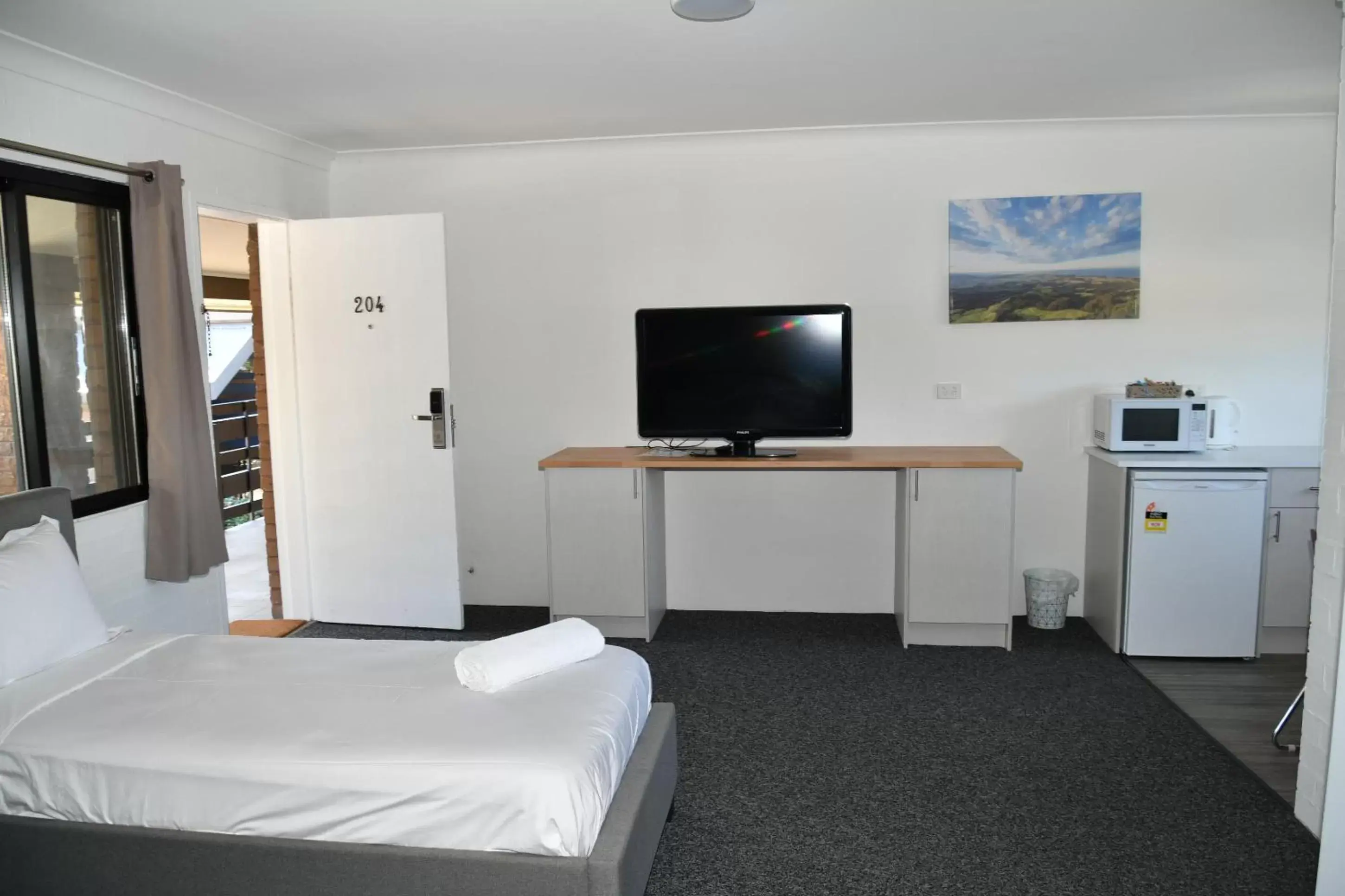 Photo of the whole room, TV/Entertainment Center in Lakeside Inn Wollongong