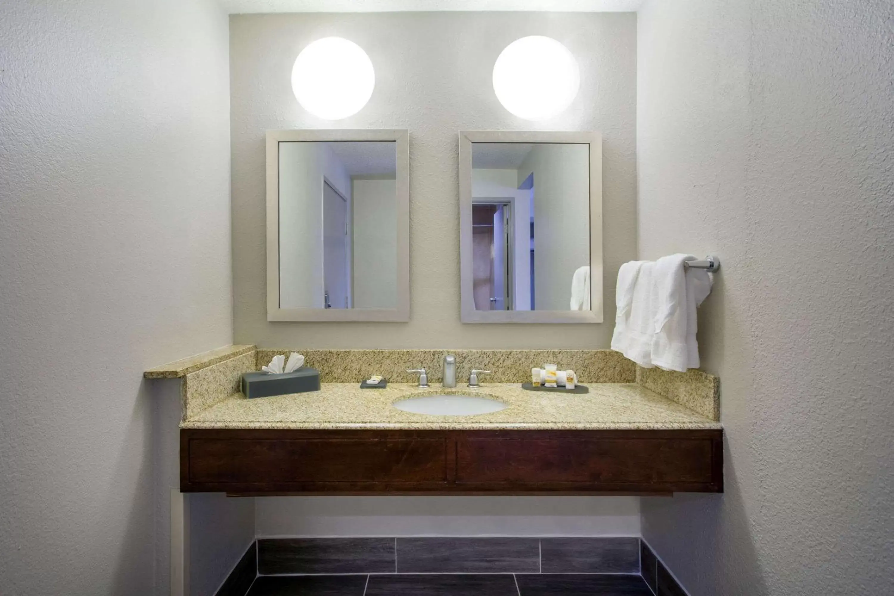 Bathroom in La Quinta Inn by Wyndham Roanoke Salem