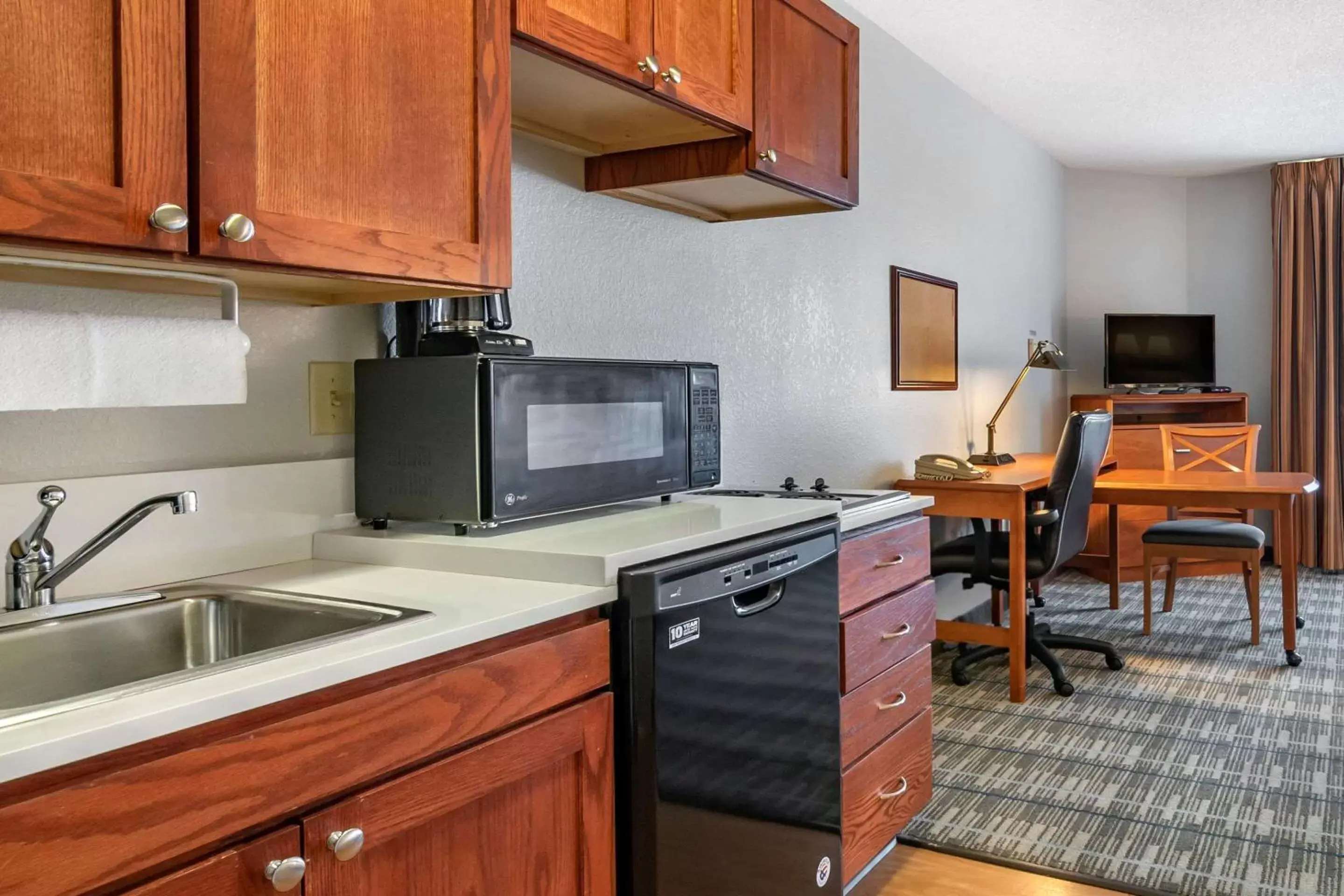 Photo of the whole room, Kitchen/Kitchenette in MainStay Suites Emporia