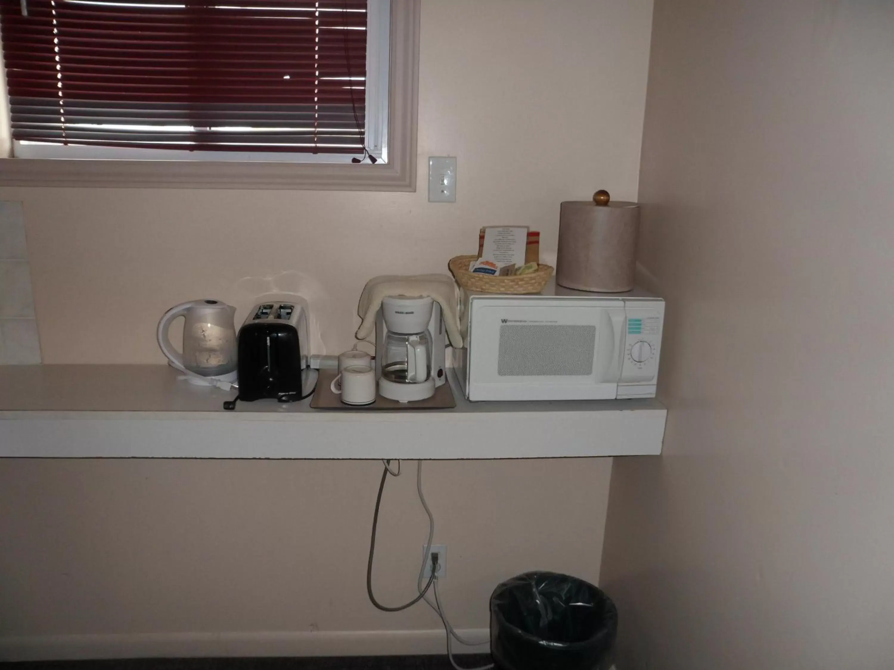 Coffee/tea facilities, Kitchen/Kitchenette in The Silver Birch Motel