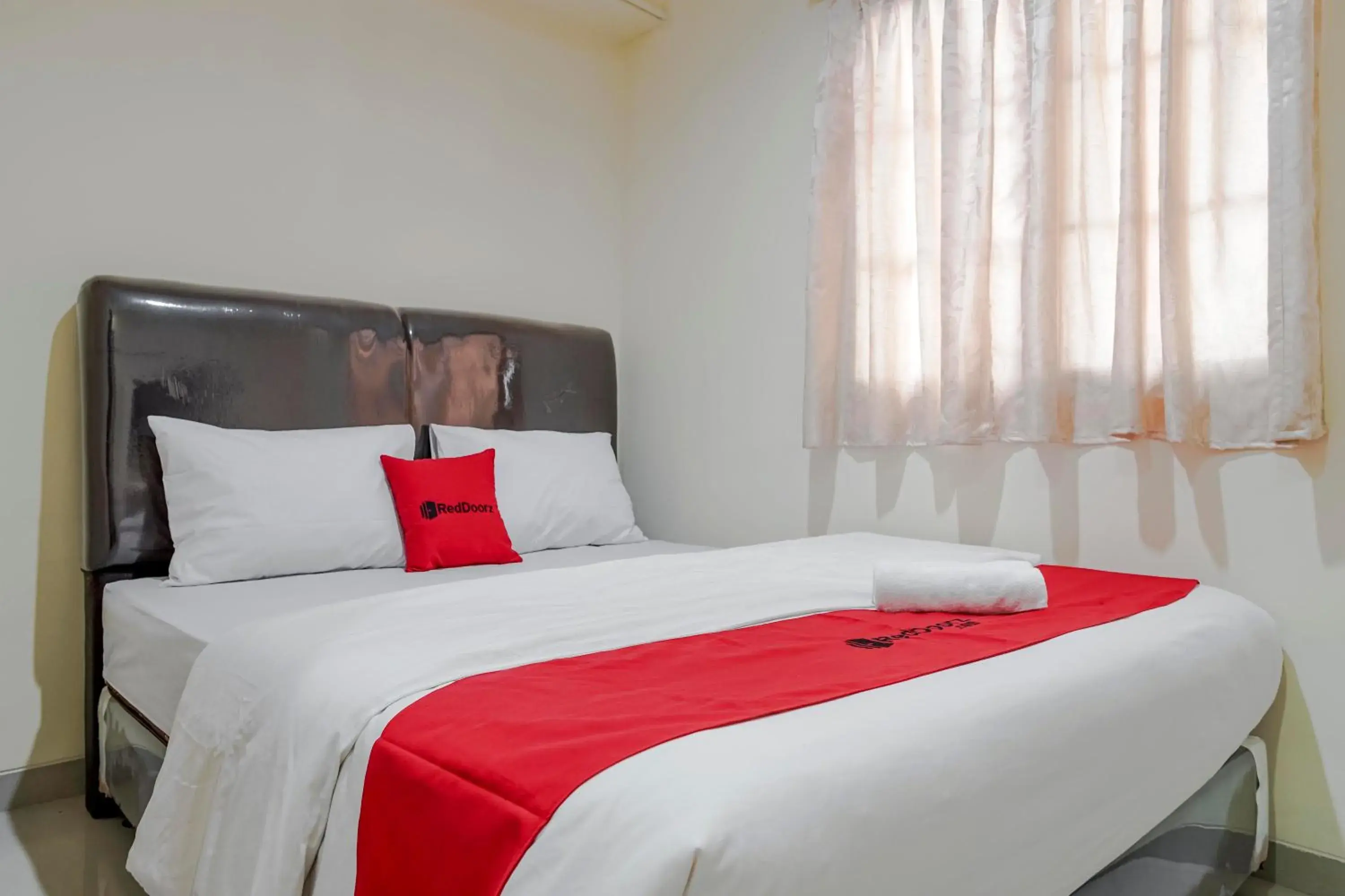 Bedroom, Bed in RedDoorz @ Jalan Biak Roxy Jakarta