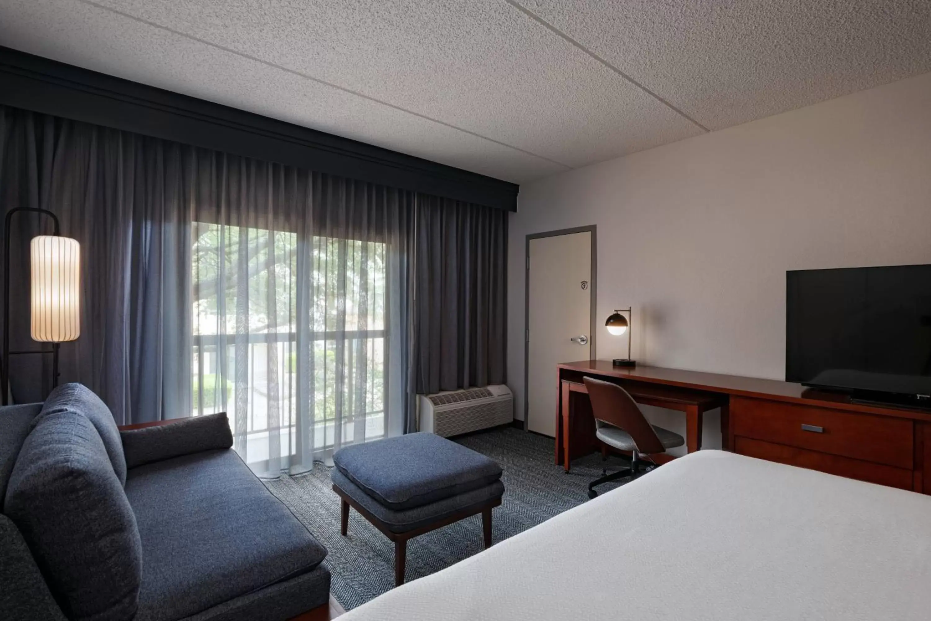 Photo of the whole room, TV/Entertainment Center in Courtyard by Marriott San Antonio Medical Center