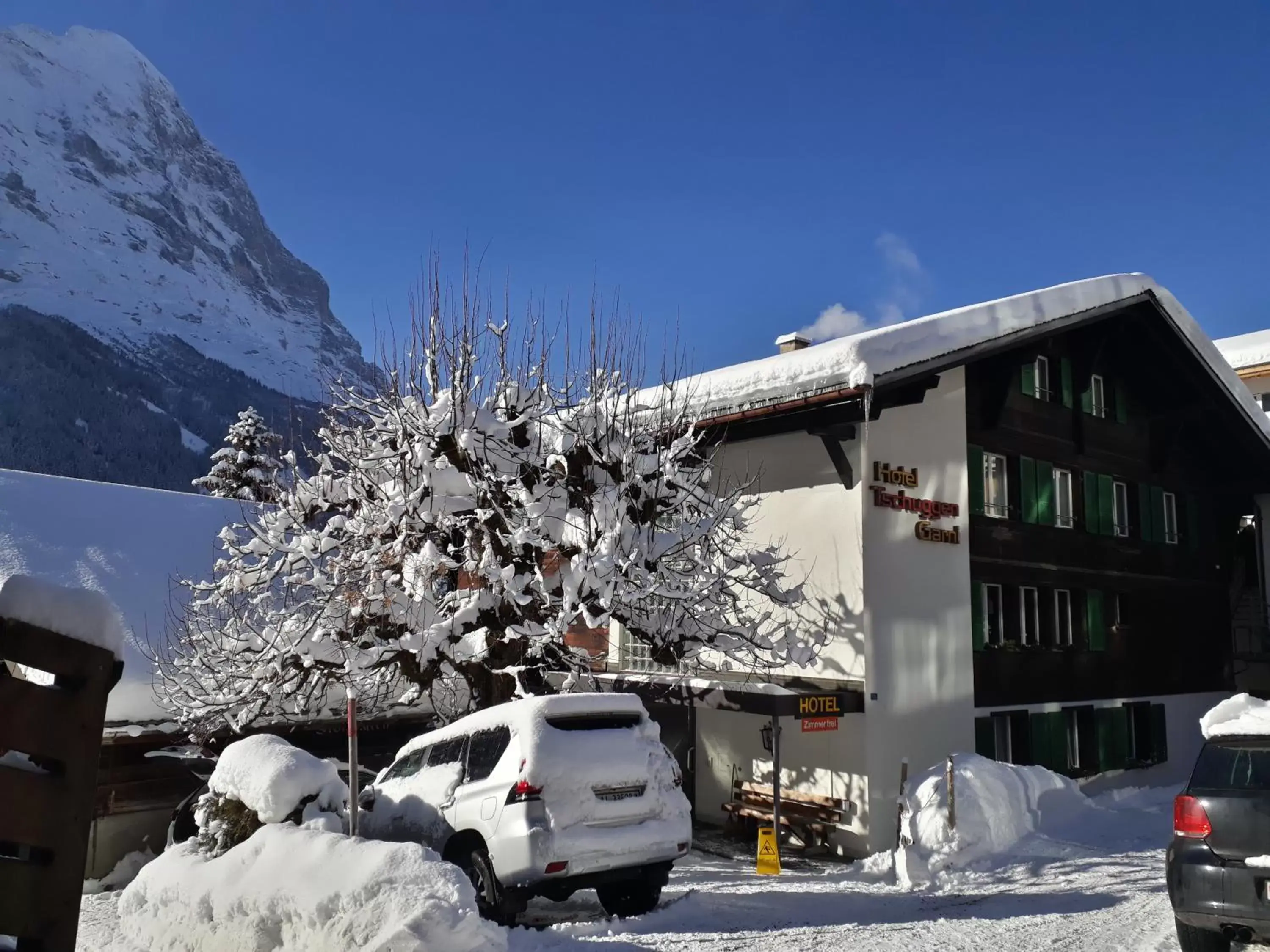 Facade/entrance, Winter in Hotel Tschuggen