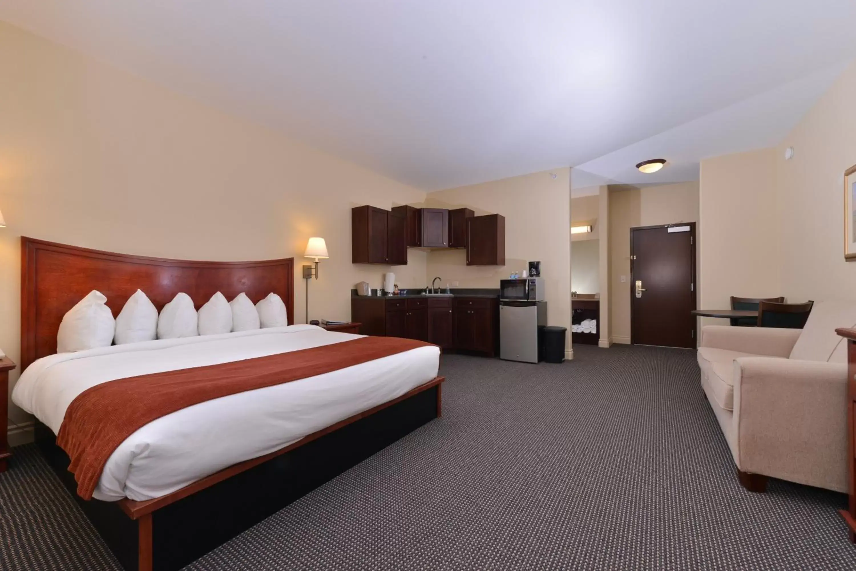 Photo of the whole room, Bed in Blue Spruce Inn-Meeker, Colorado