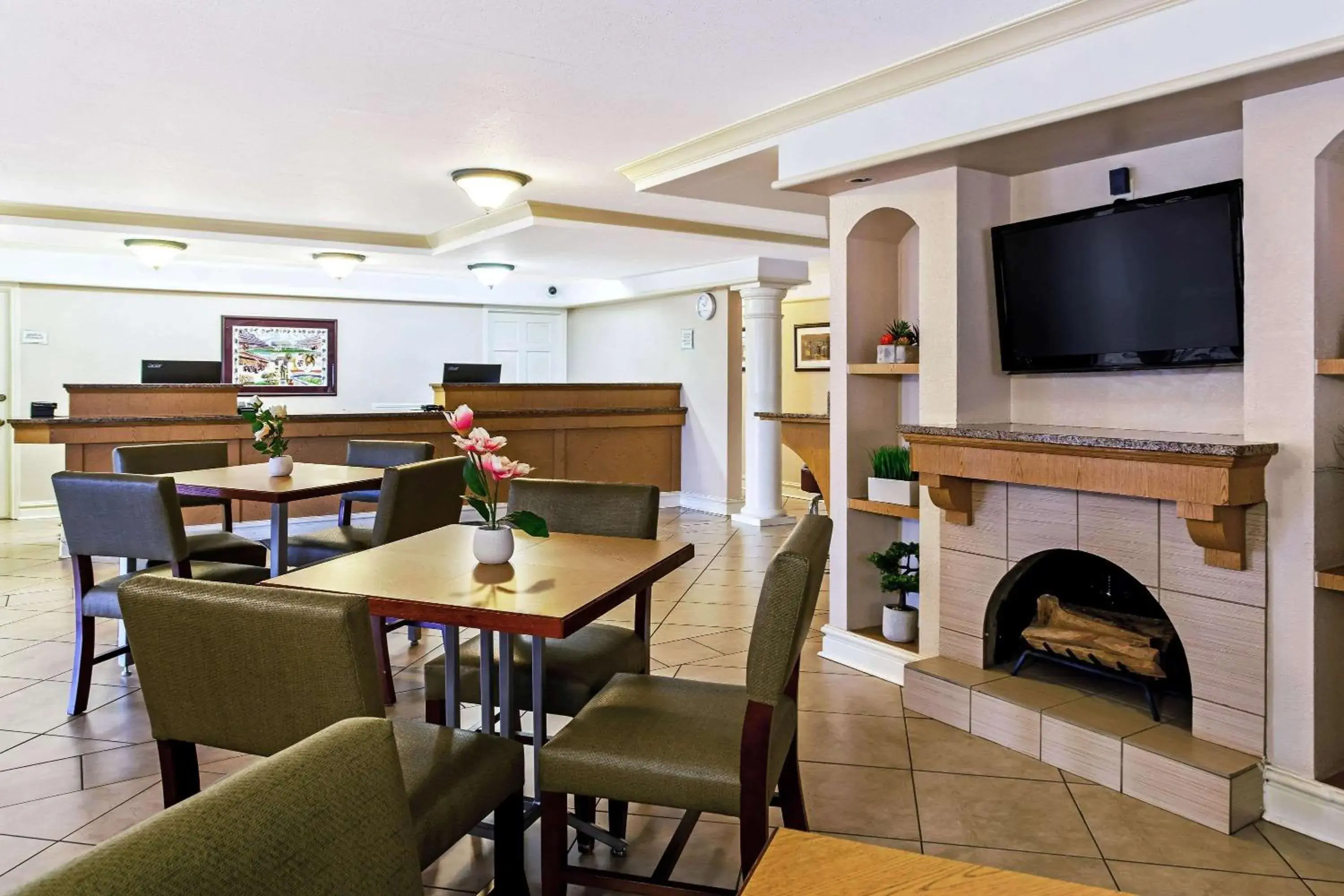 Lobby or reception, Lounge/Bar in La Quinta Inn by Wyndham College Station