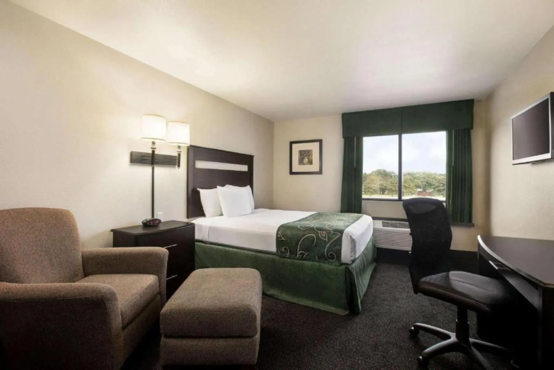 Bed in Travelodge by Wyndham Livonia