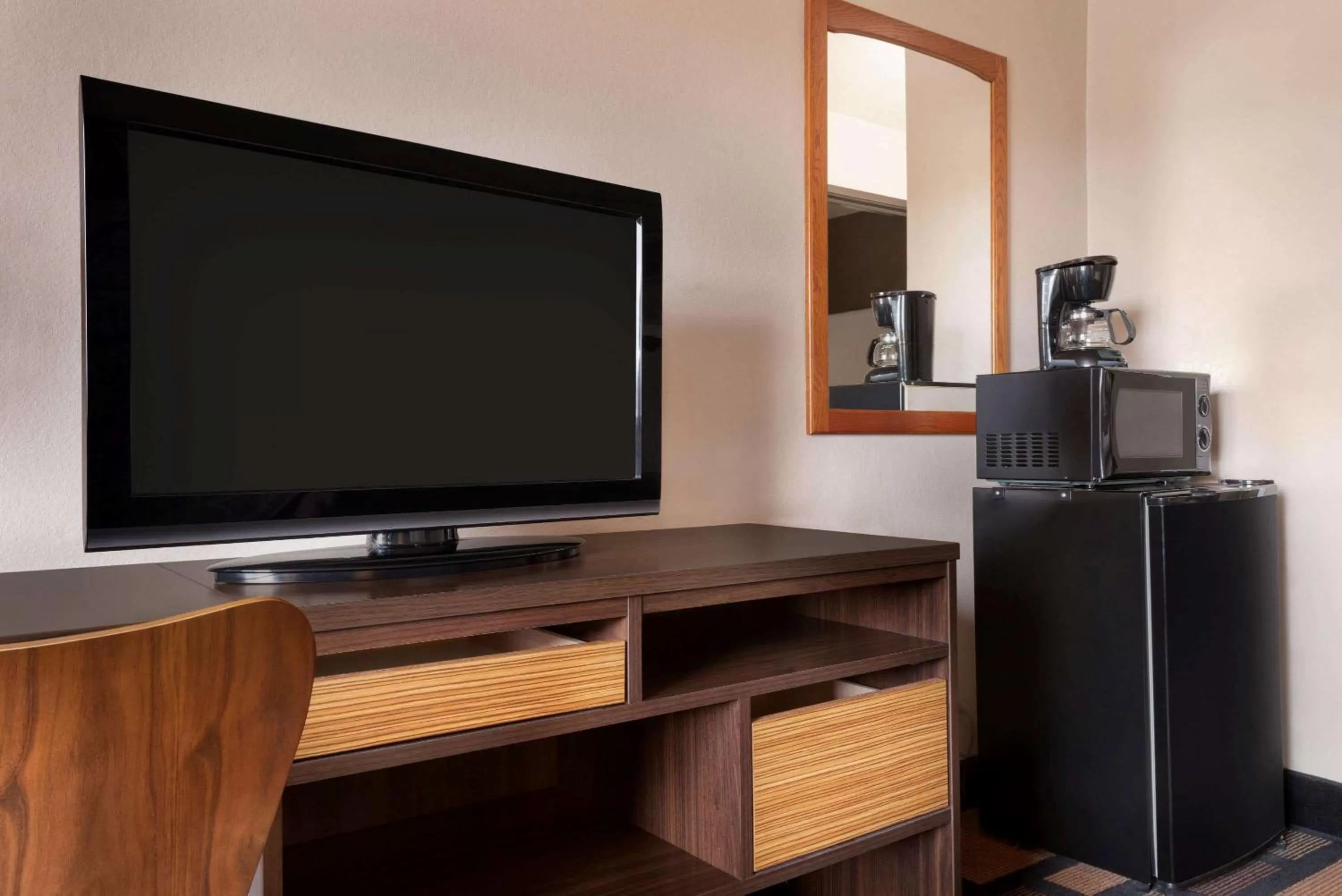 Photo of the whole room in Super 8 by Wyndham Akron S/Green/Uniontown OH