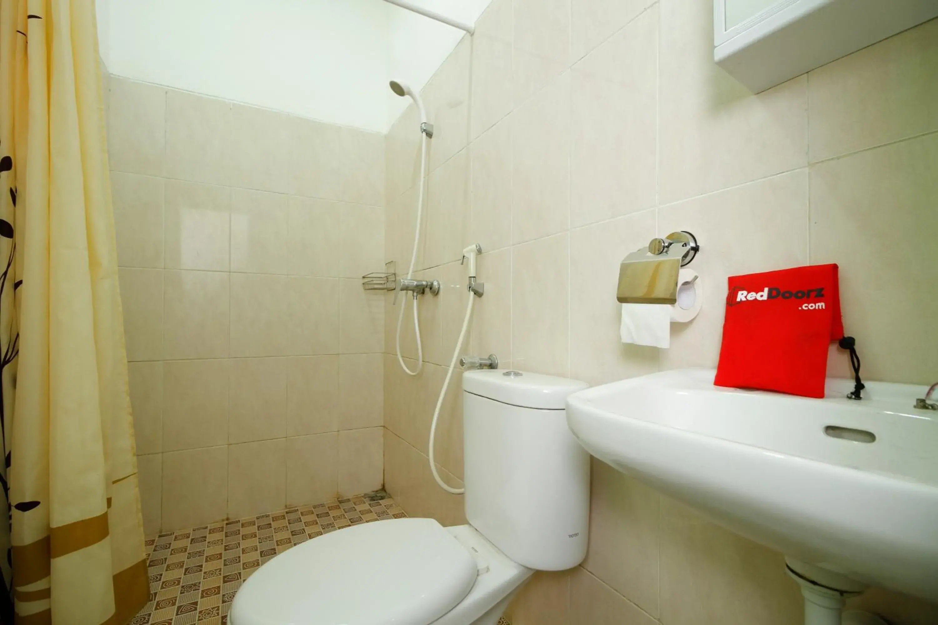 Bathroom in RedDoorz Plus near Plaza Indonesia