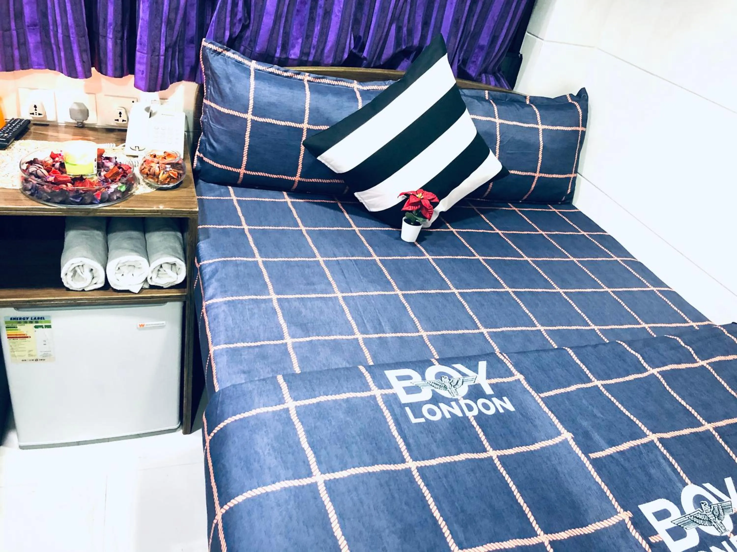 cot, Bed in Premium Lounge