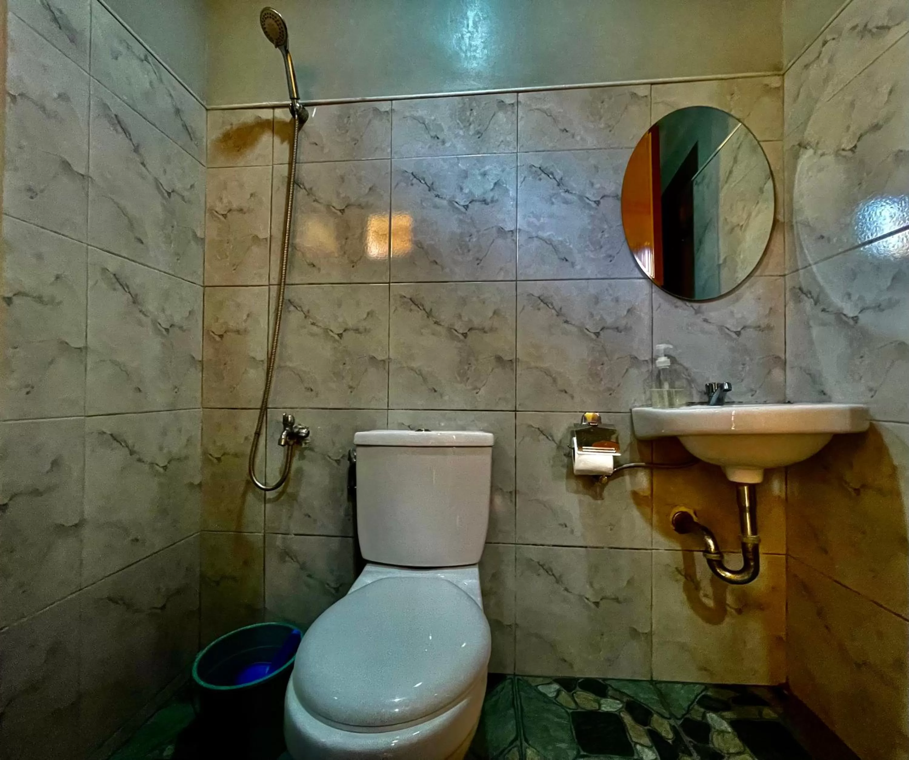 Bathroom in GOLDEN SUNSET INN