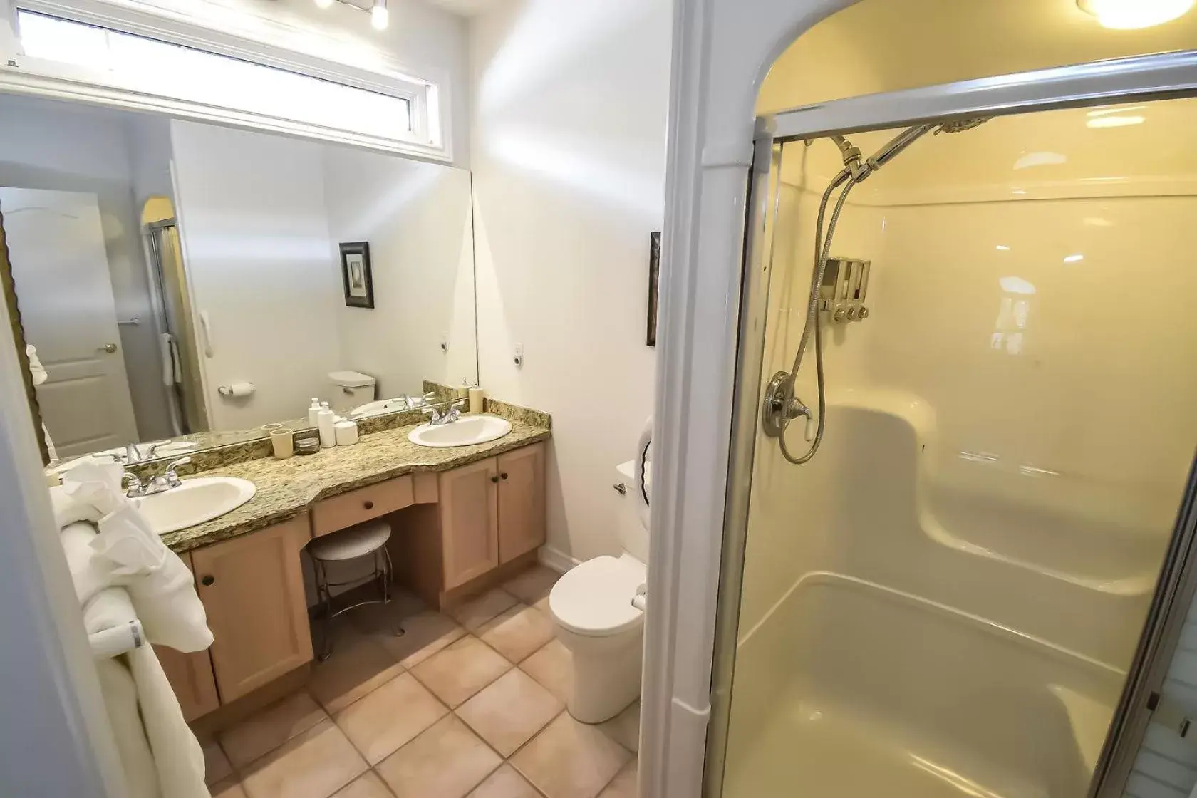 Bathroom in Graystone Bed & Breakfast