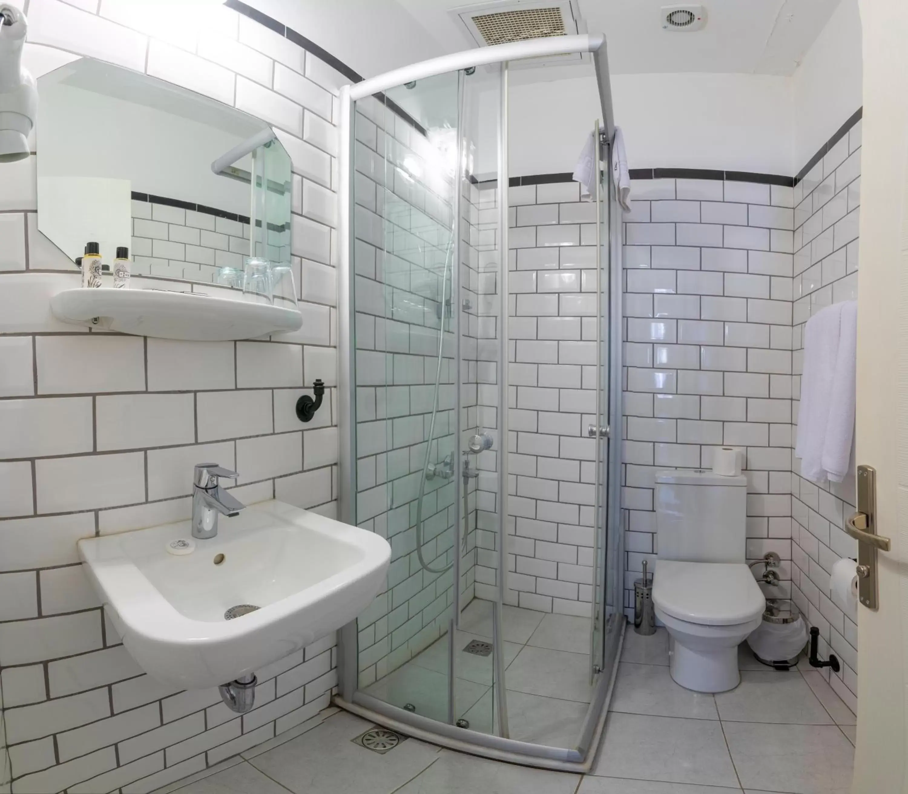 Shower, Bathroom in Rumours Inn