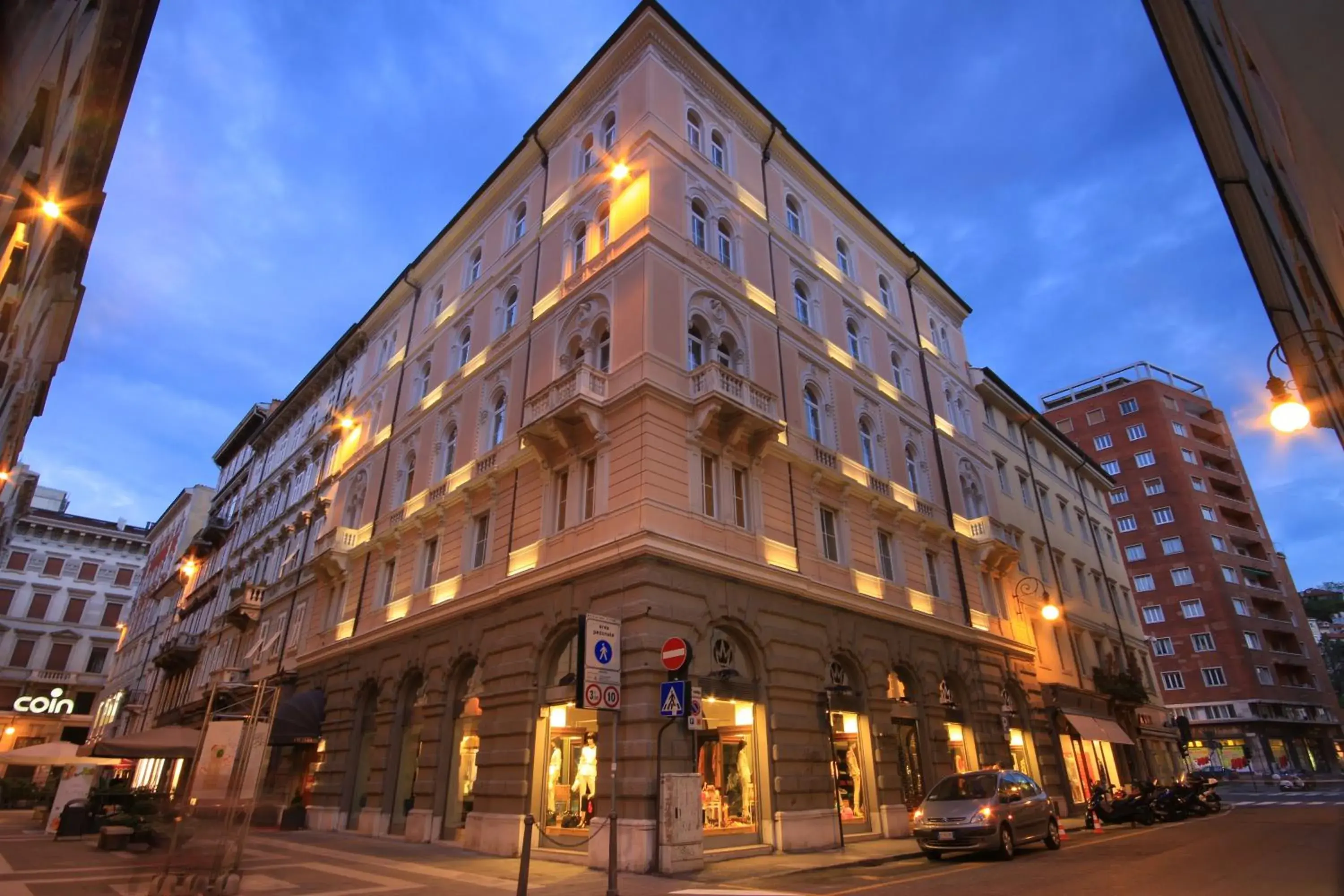 Facade/entrance, Property Building in Hotel Continentale