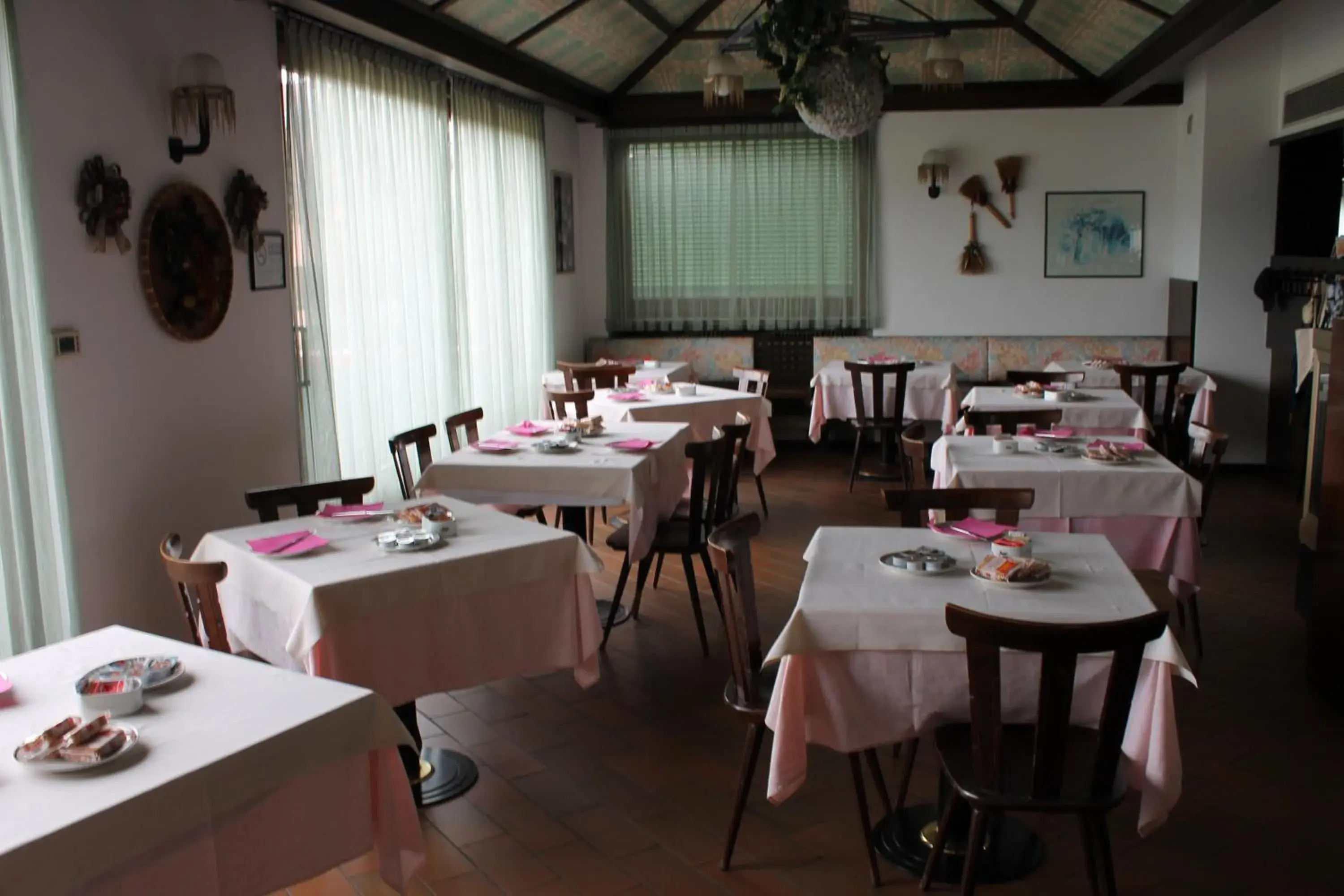 Restaurant/Places to Eat in Hotel O'Scugnizzo 2