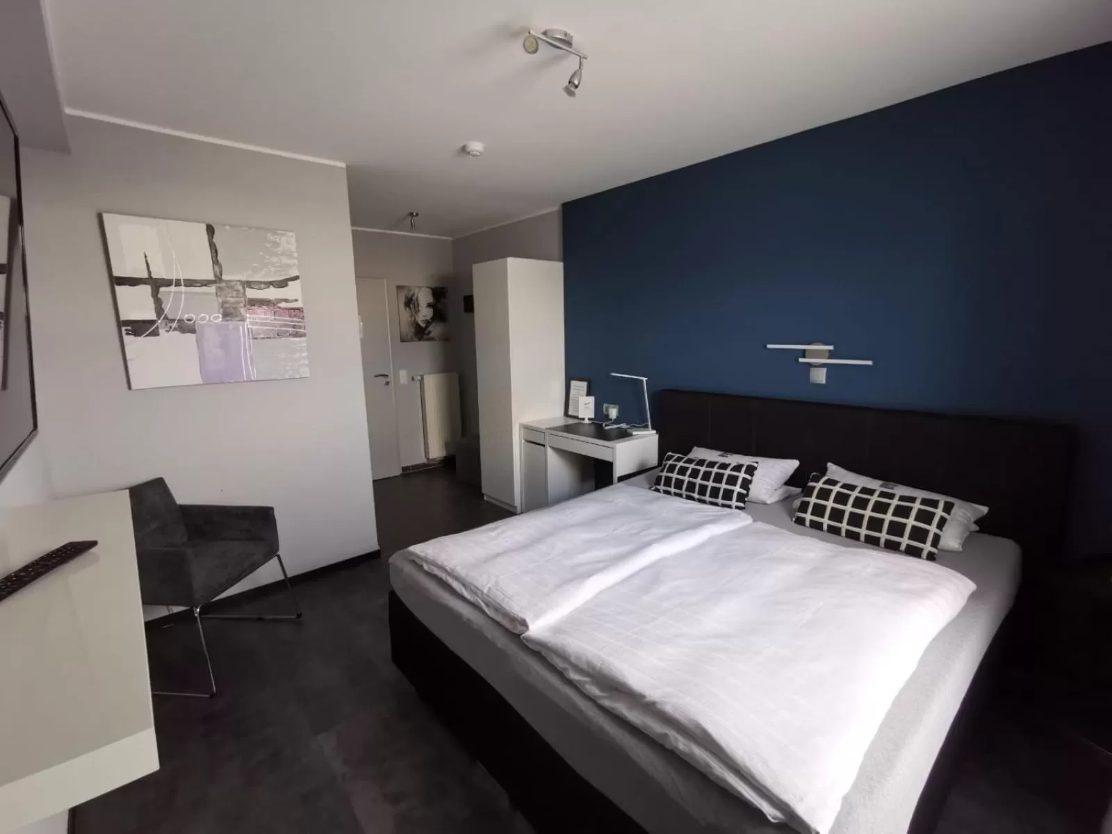 Photo of the whole room, Bed in Hotel Come In