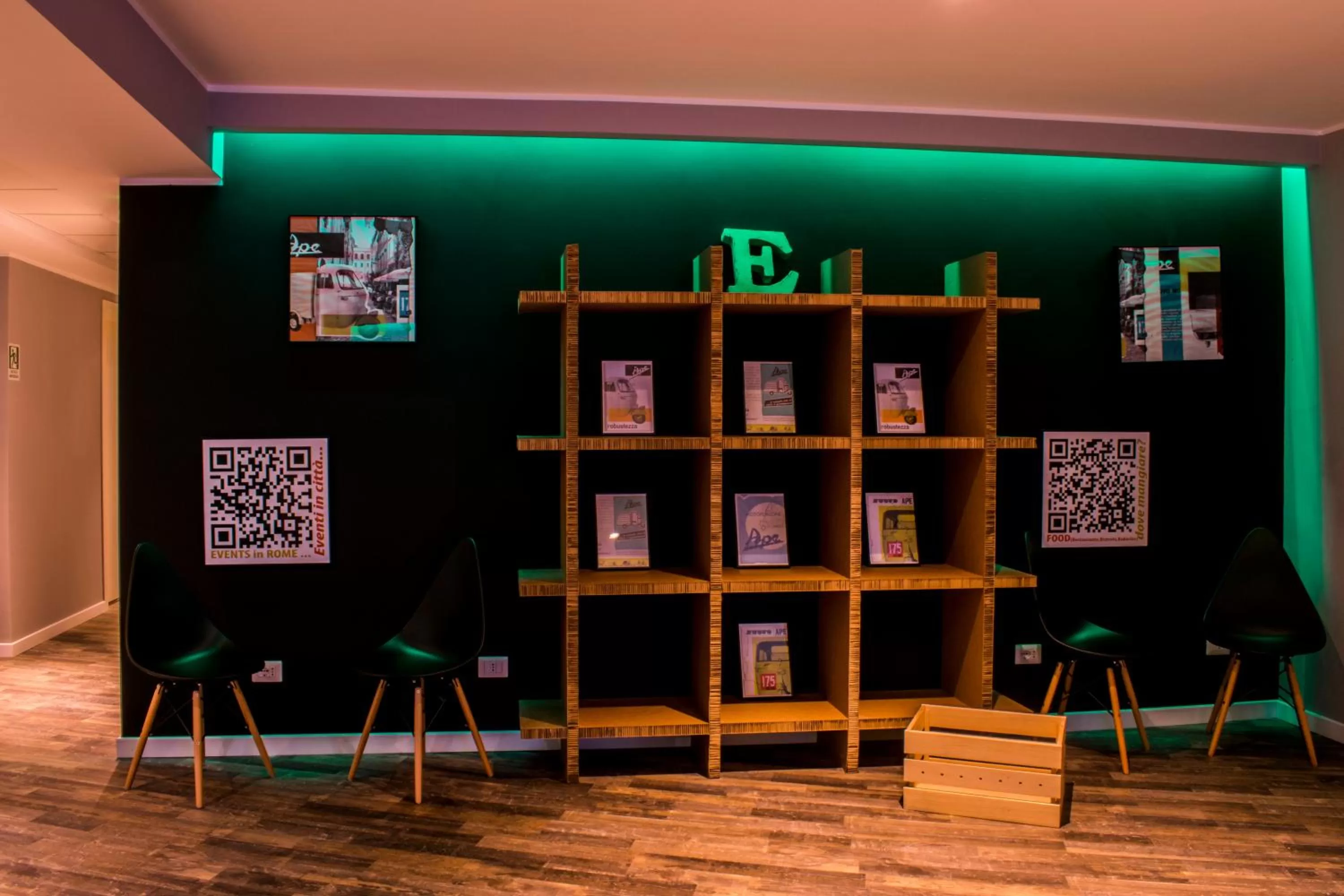 Communal lounge/ TV room in Hostel Trastevere