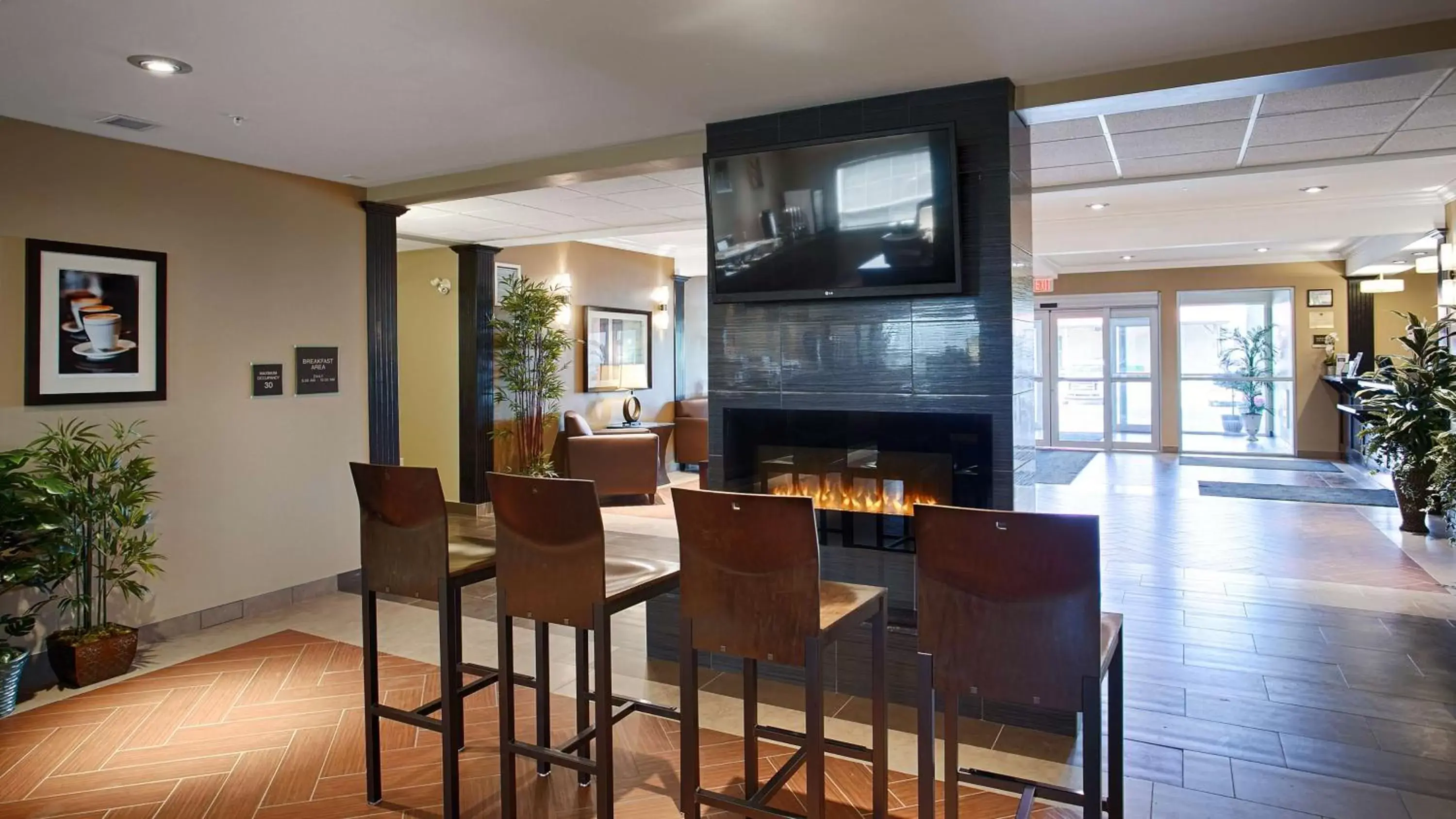 Lobby or reception, Lounge/Bar in Best Western Plus Peace River Hotel & Suites