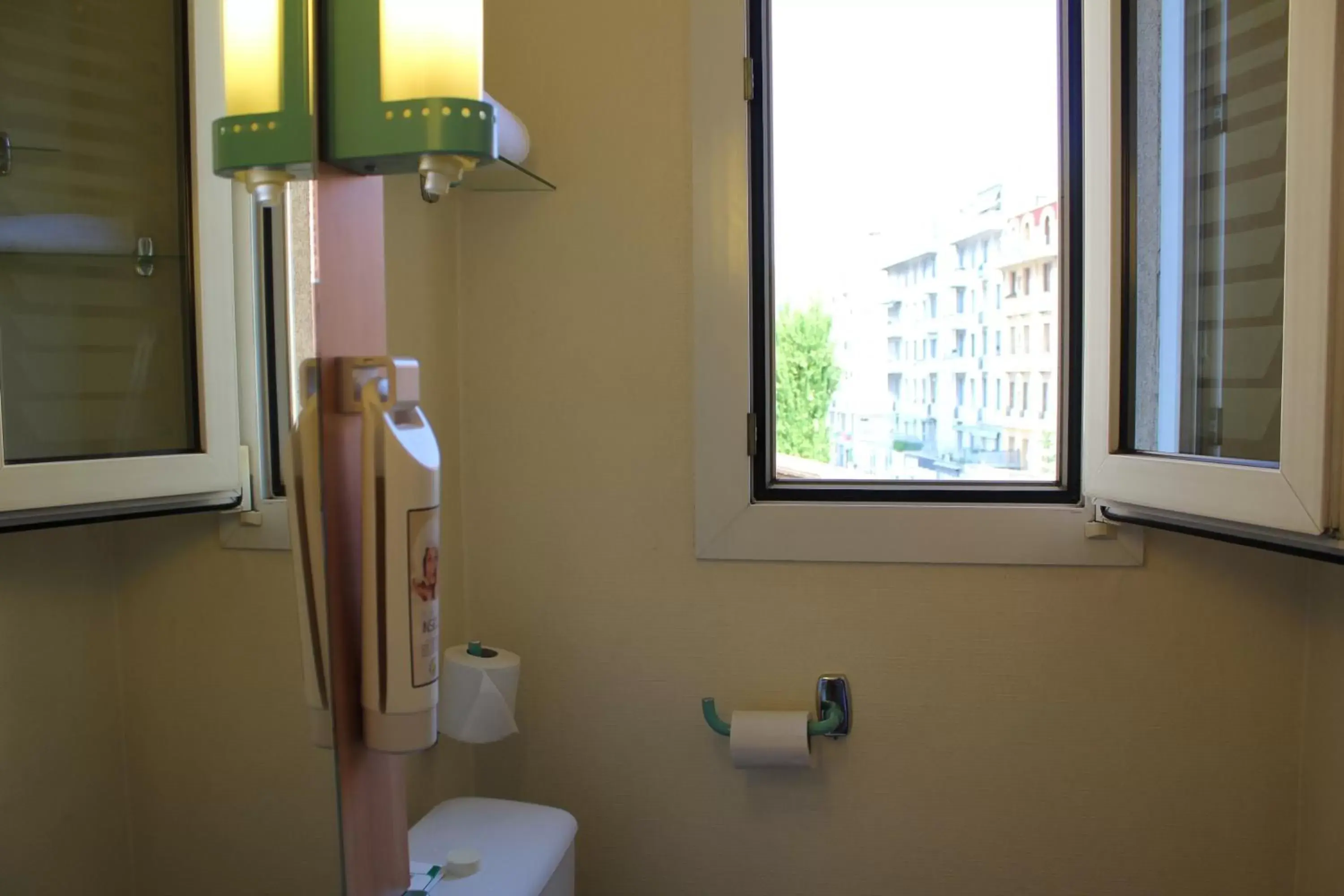 Bathroom in ibis Nice Centre Gare